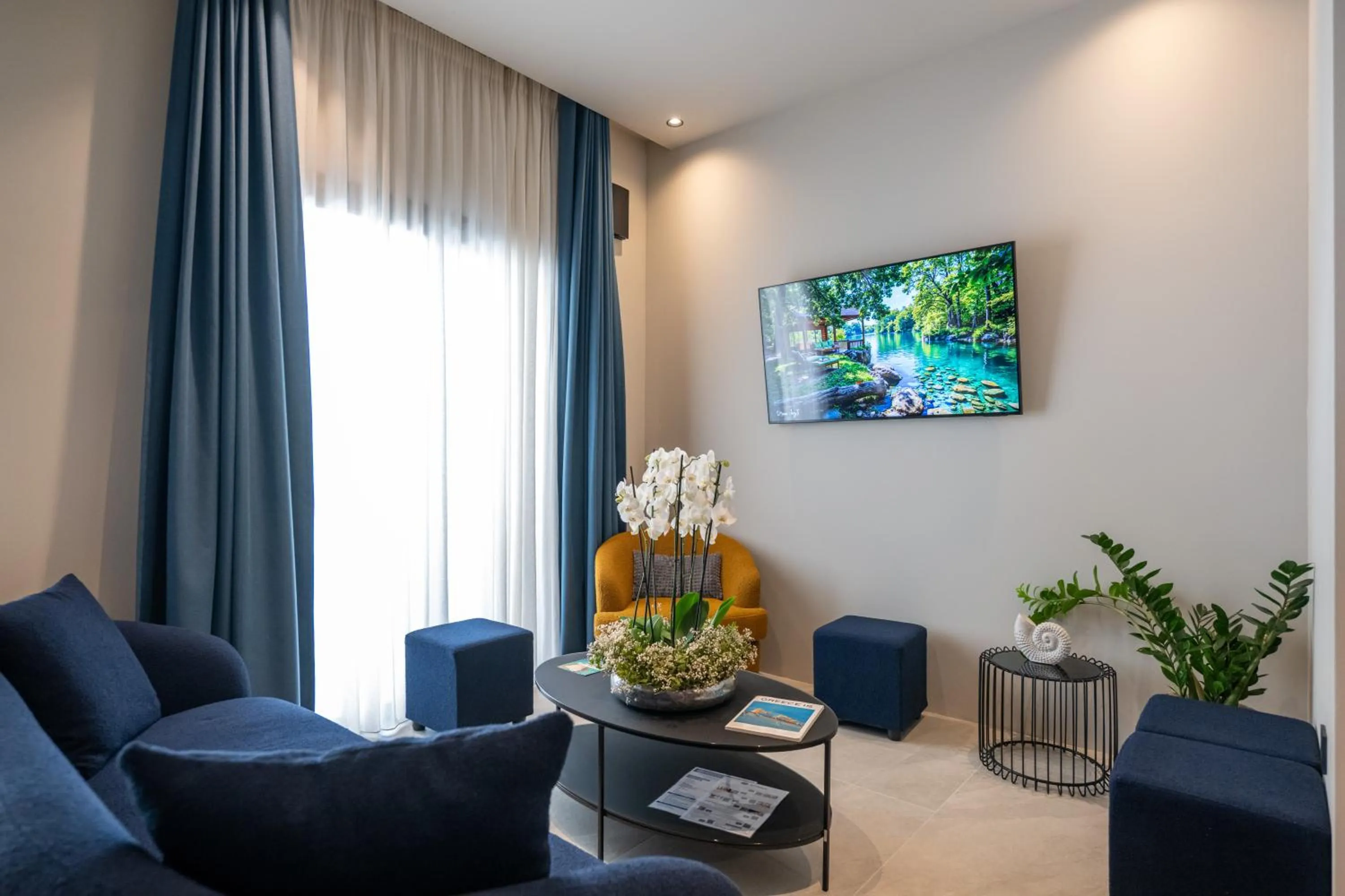 Communal lounge/ TV room in Achinos - Kalamata Mediterranean Suites