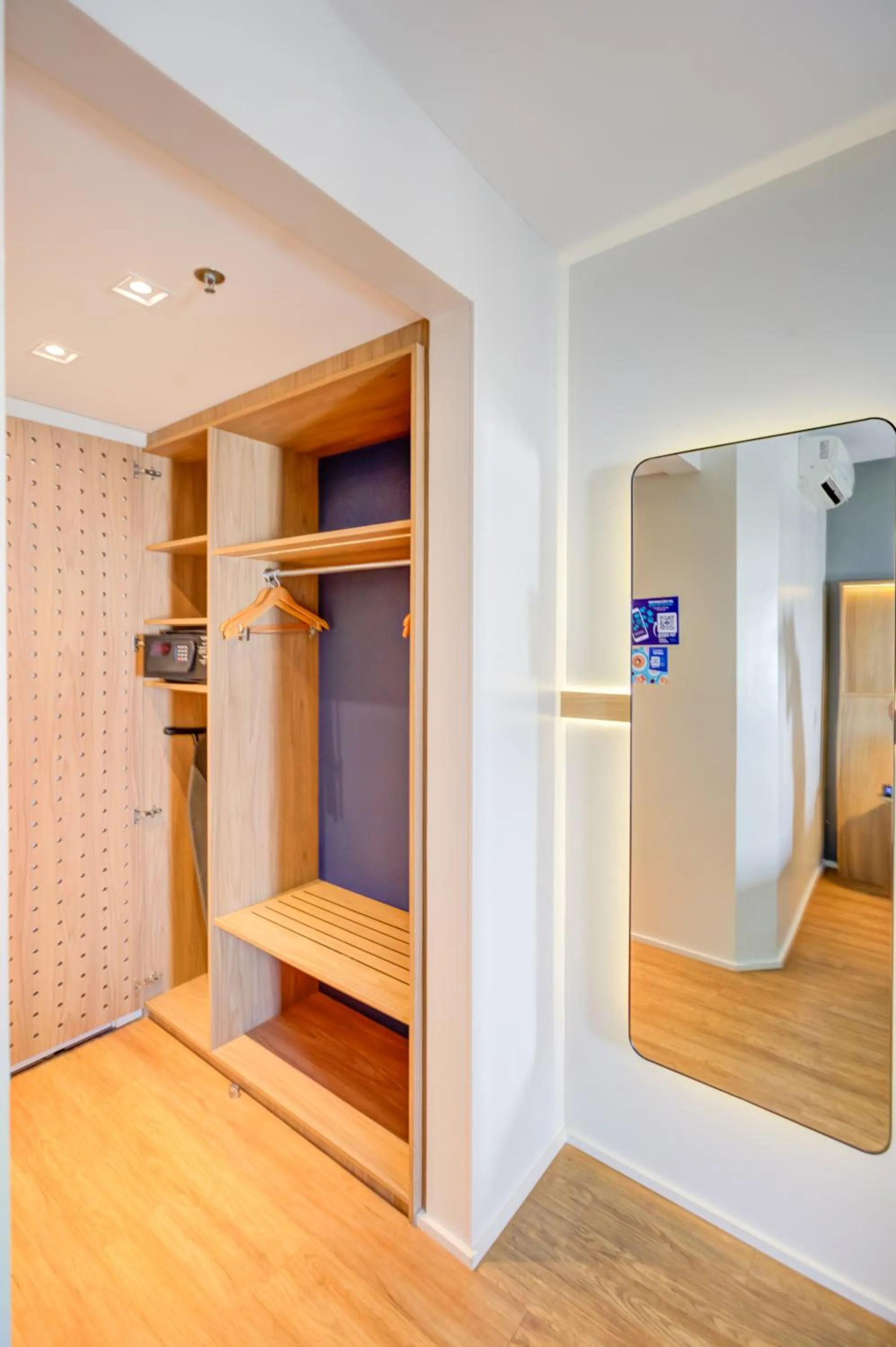 wardrobe in Hampton by Hilton Guarulhos Airport