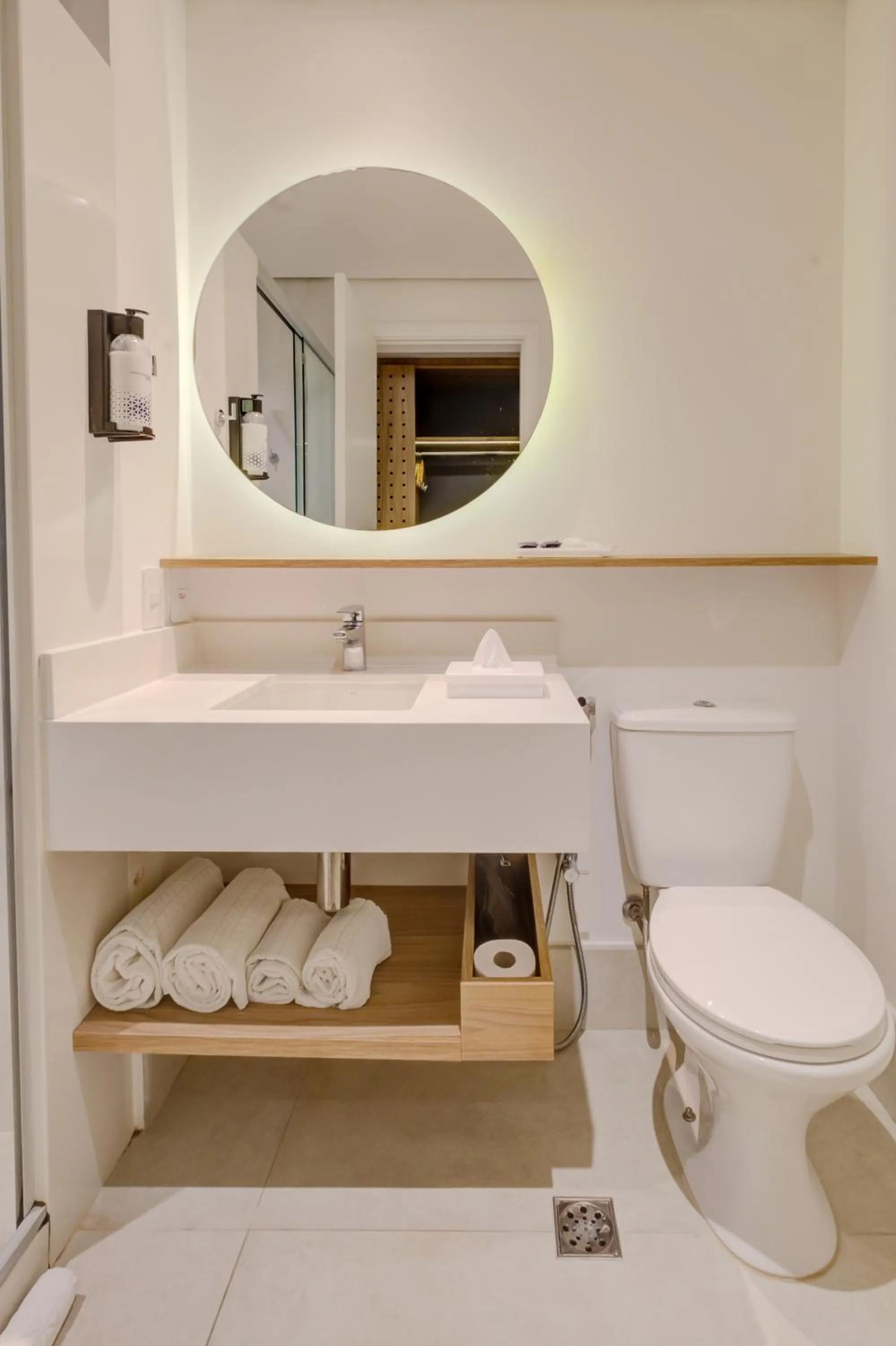 Toilet in Hampton by Hilton Guarulhos Airport