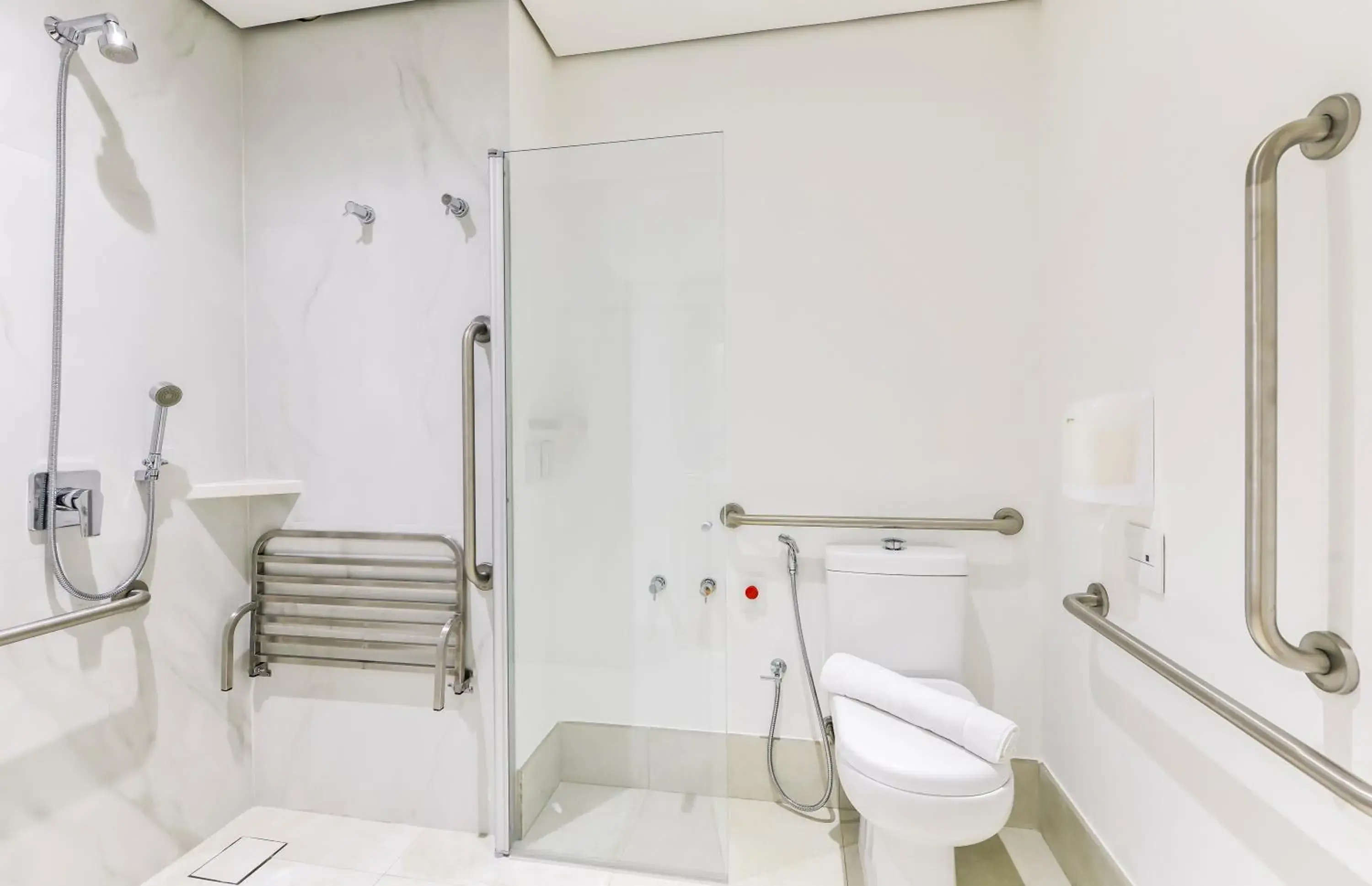 Queen Room with Roll-in Shower - single occupancy - Mobility Accessible in Hampton by Hilton Guarulhos Airport Queen Room with Roll-in Shower - single occupancy - Mobility Accessible in Hampton by Hilton Guarulhos Airport