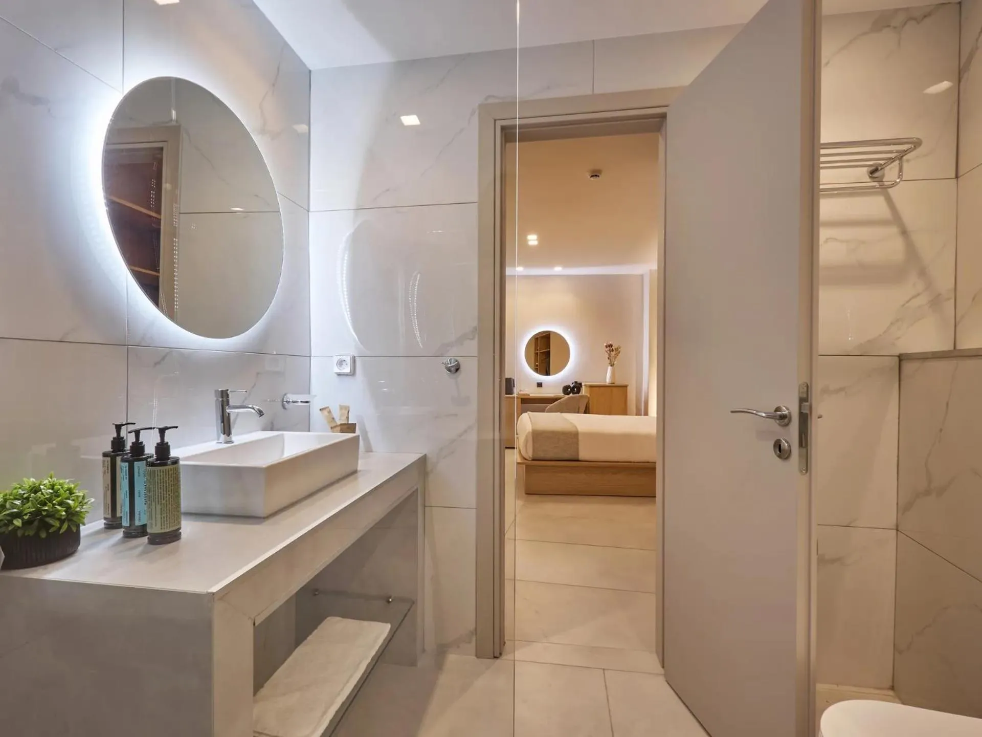 Bathroom, Bed in Athens City Suites