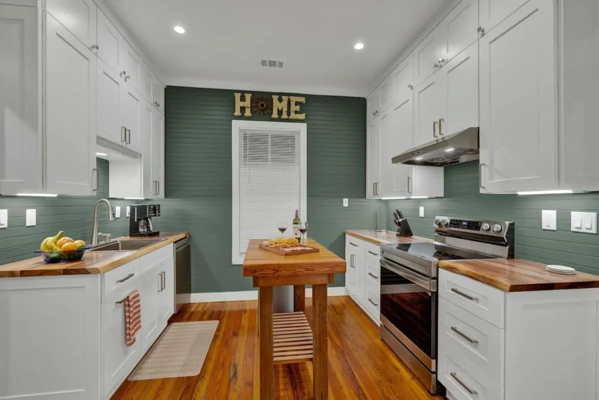 Kitchen or kitchenette in Tolle Haus: W/Pool & Firepit-Walk to Schlitterbahn, Comal Chutes & Downtown!