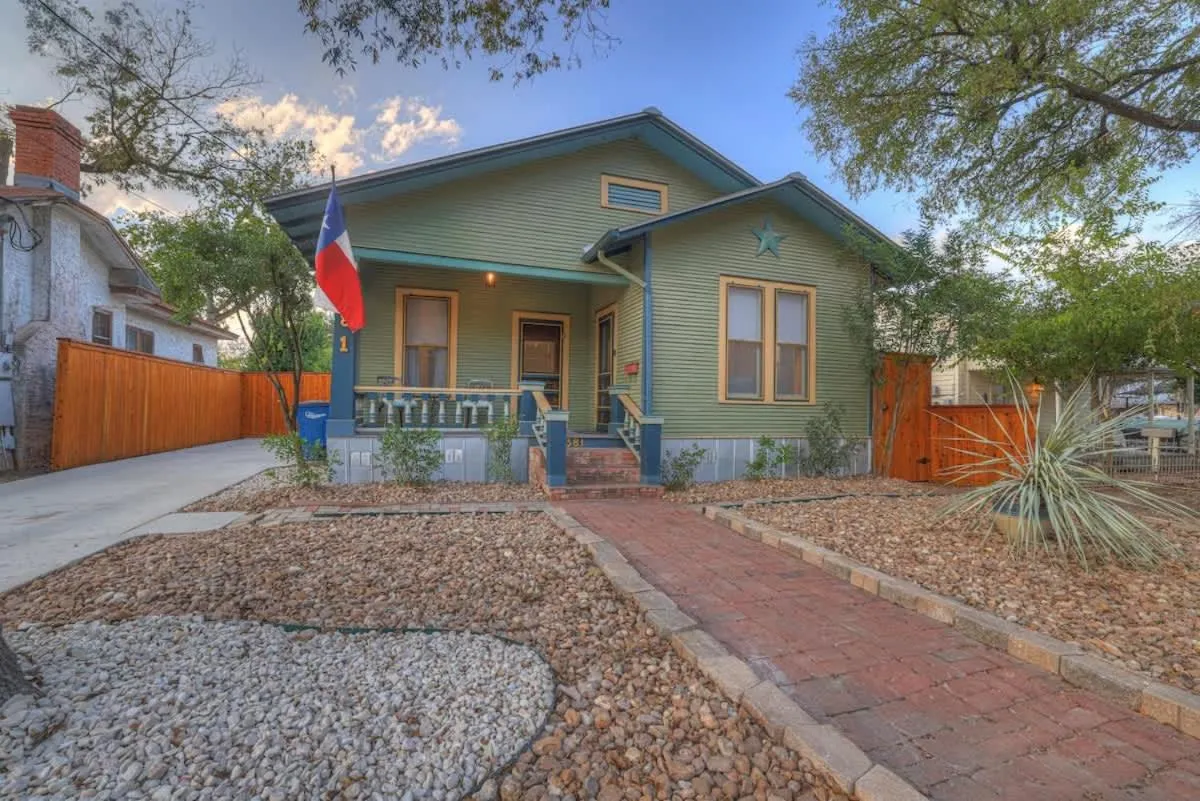 Property building in Tolle Haus: W/Pool & Firepit-Walk to Schlitterbahn, Comal Chutes & Downtown!