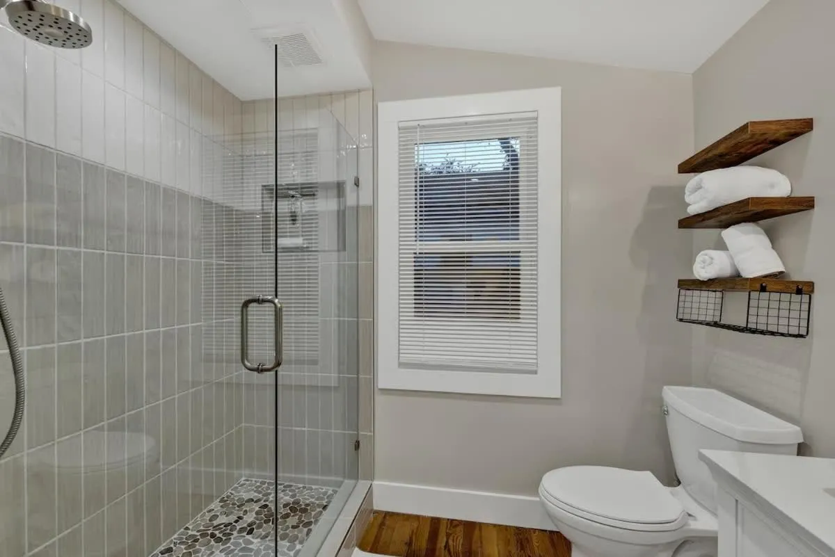 Bathroom in Tolle Haus: W/Pool & Firepit-Walk to Schlitterbahn, Comal Chutes & Downtown!