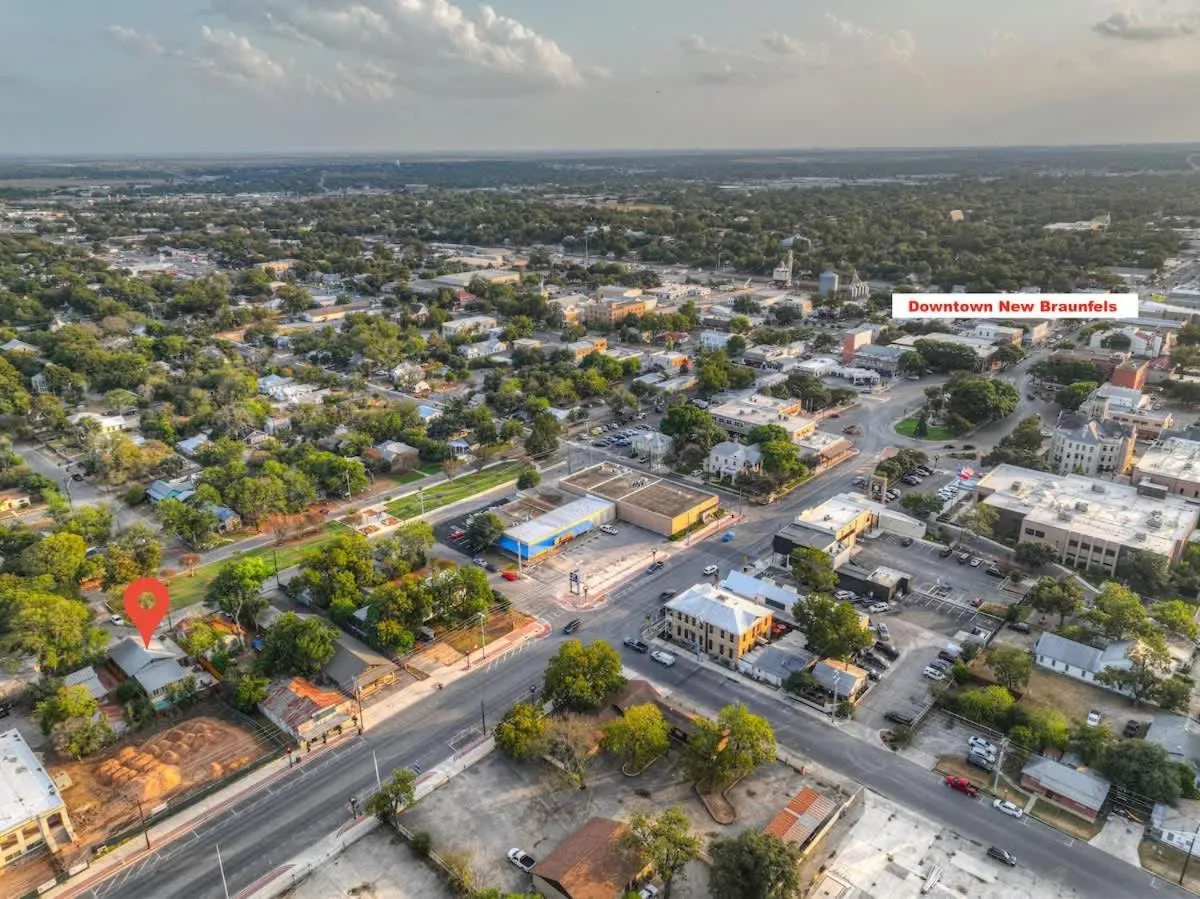 Property building in Tolle Haus: W/Pool & Firepit-Walk to Schlitterbahn, Comal Chutes & Downtown!