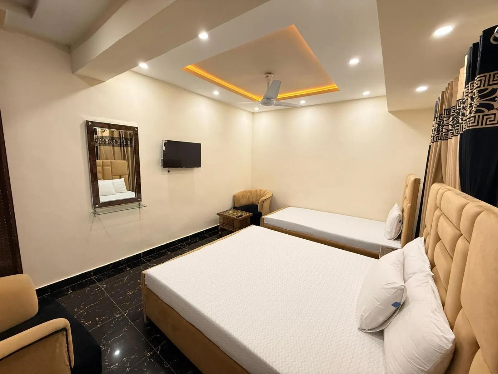 TV and multimedia, Bed in Serene Elegance Hotel