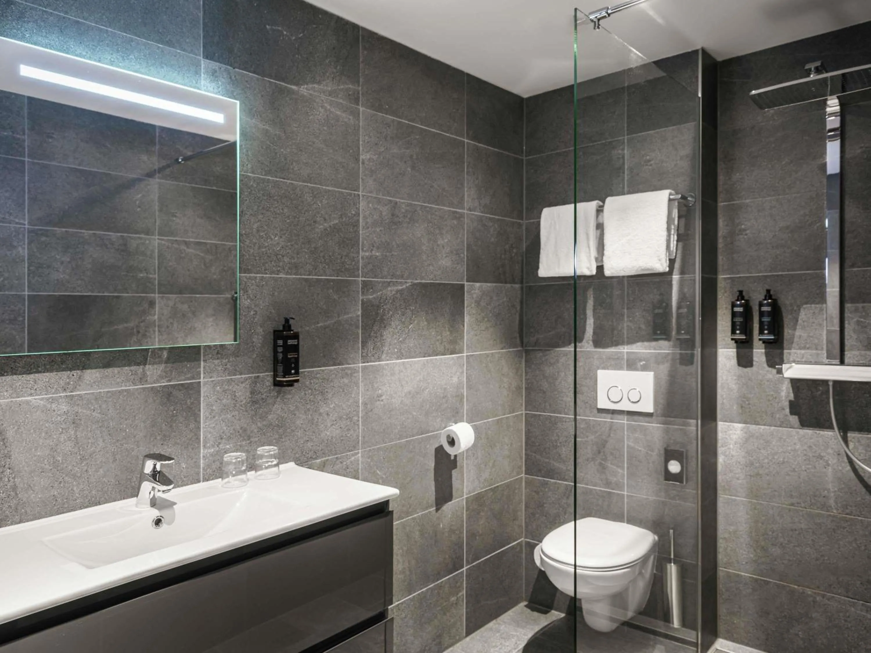 Bedroom in Mercure Amsterdam Sloterdijk Station