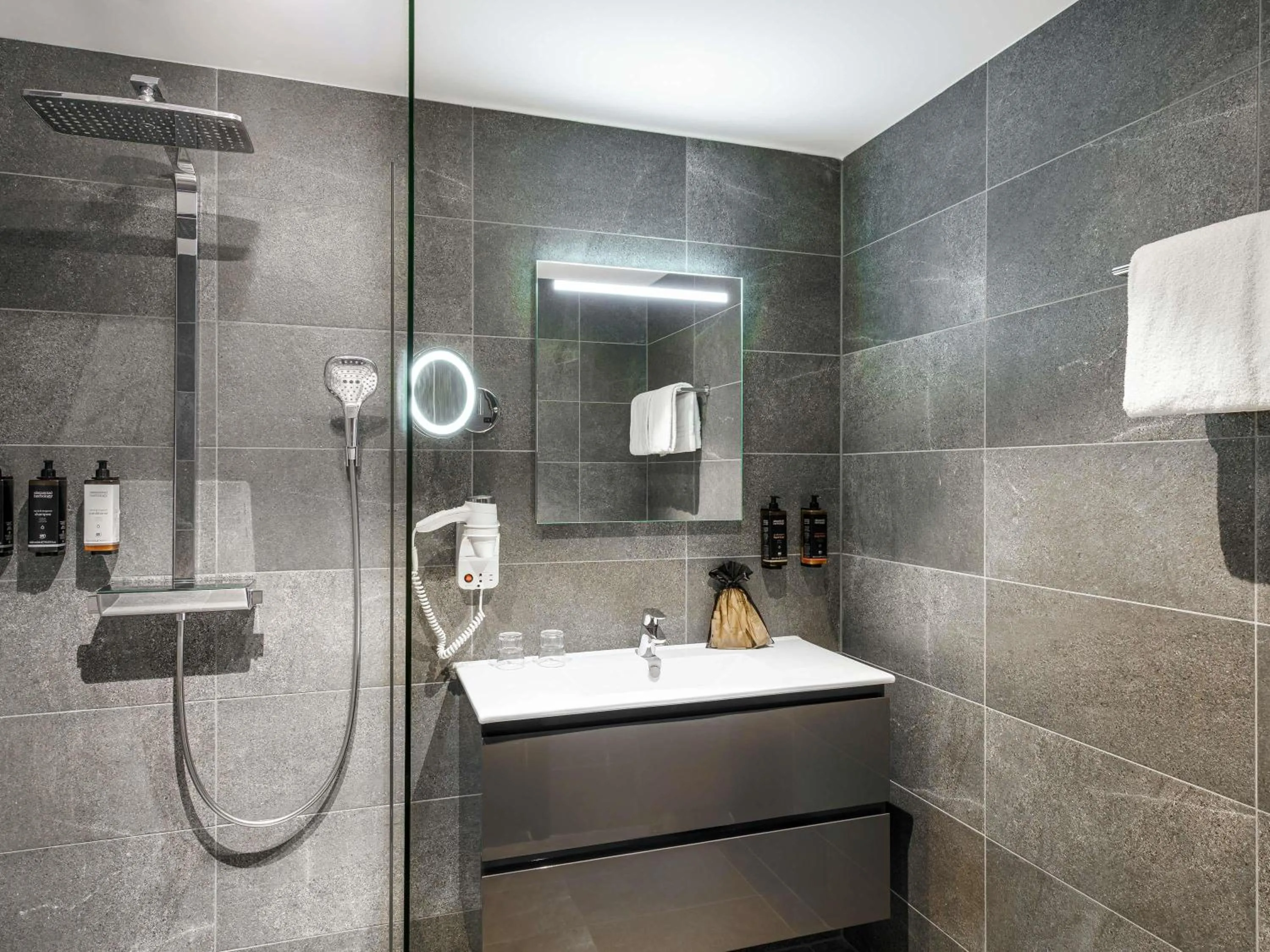 Bedroom in Mercure Amsterdam Sloterdijk Station