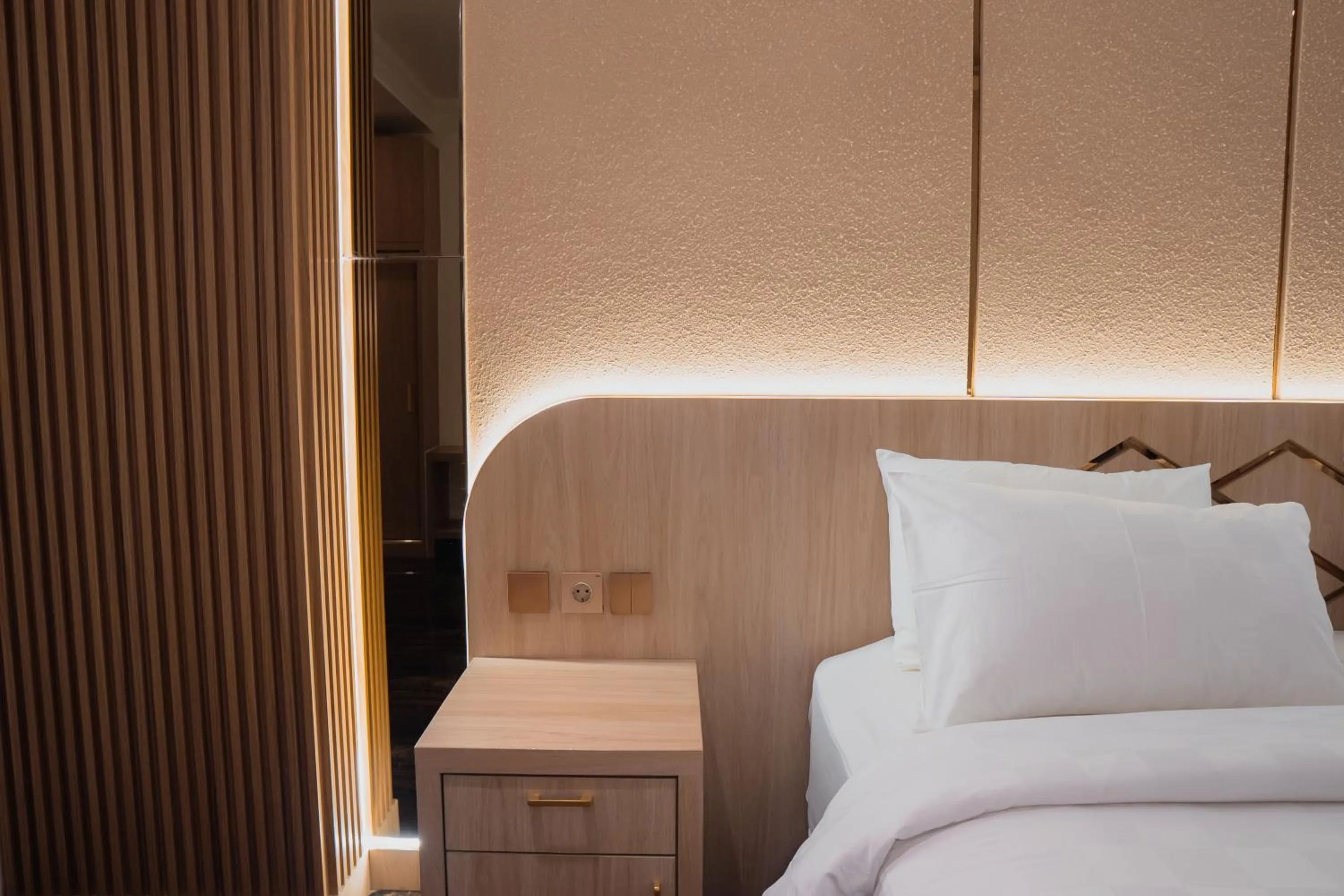 Bed in Fahira Hotel Syariah Padang