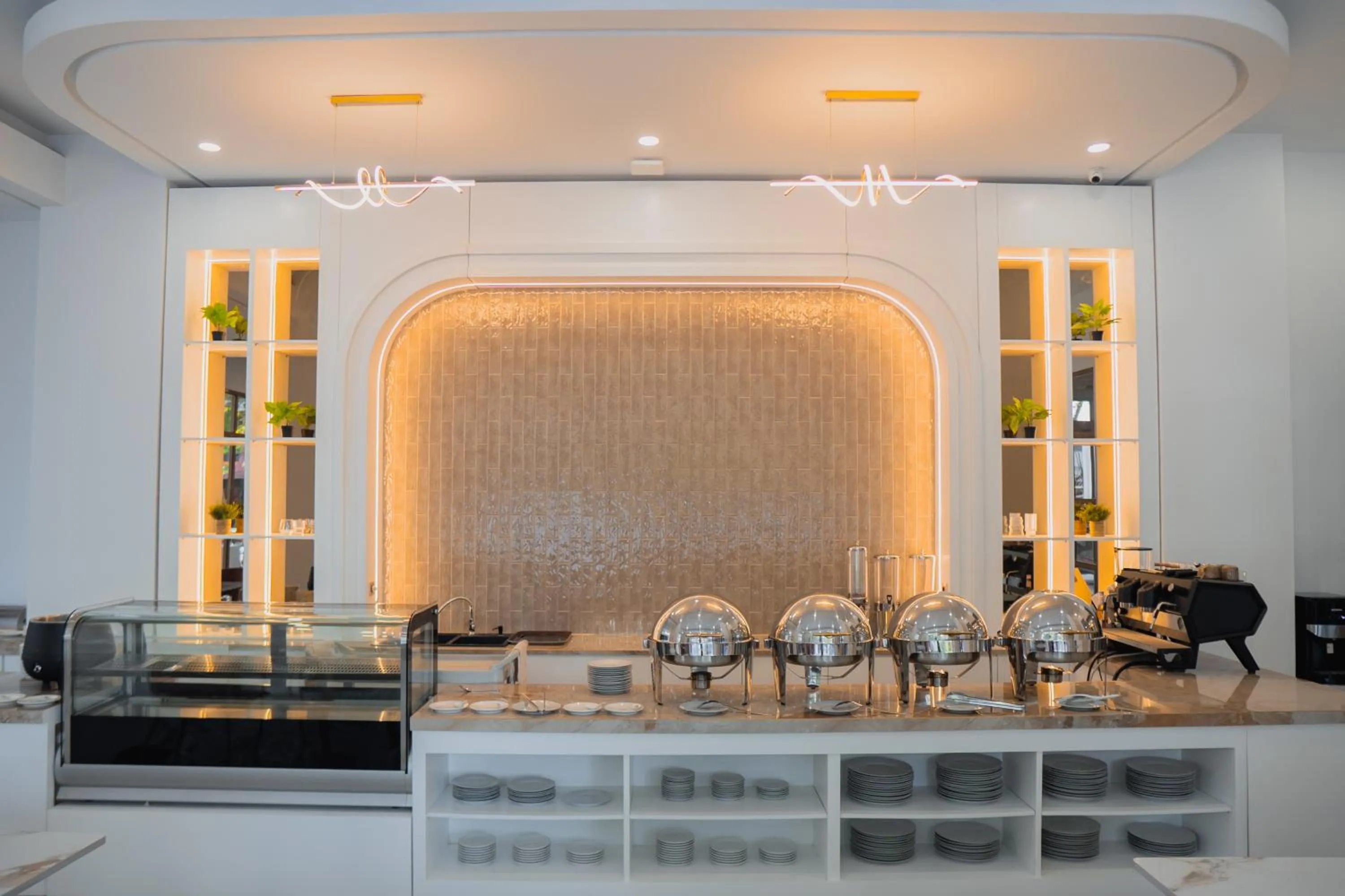 Restaurant/places to eat in Fahira Hotel Syariah Padang