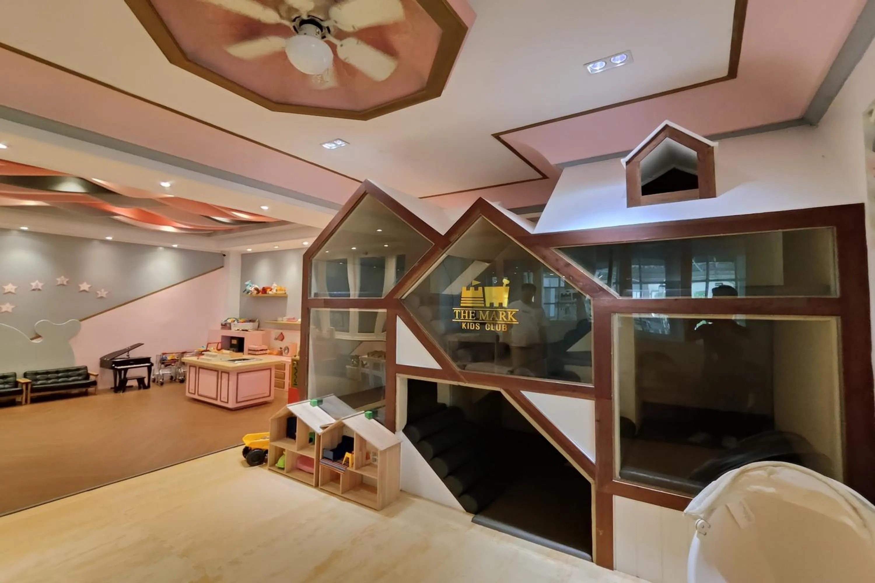 Children play ground, Bed in The Mark Resort Cebu