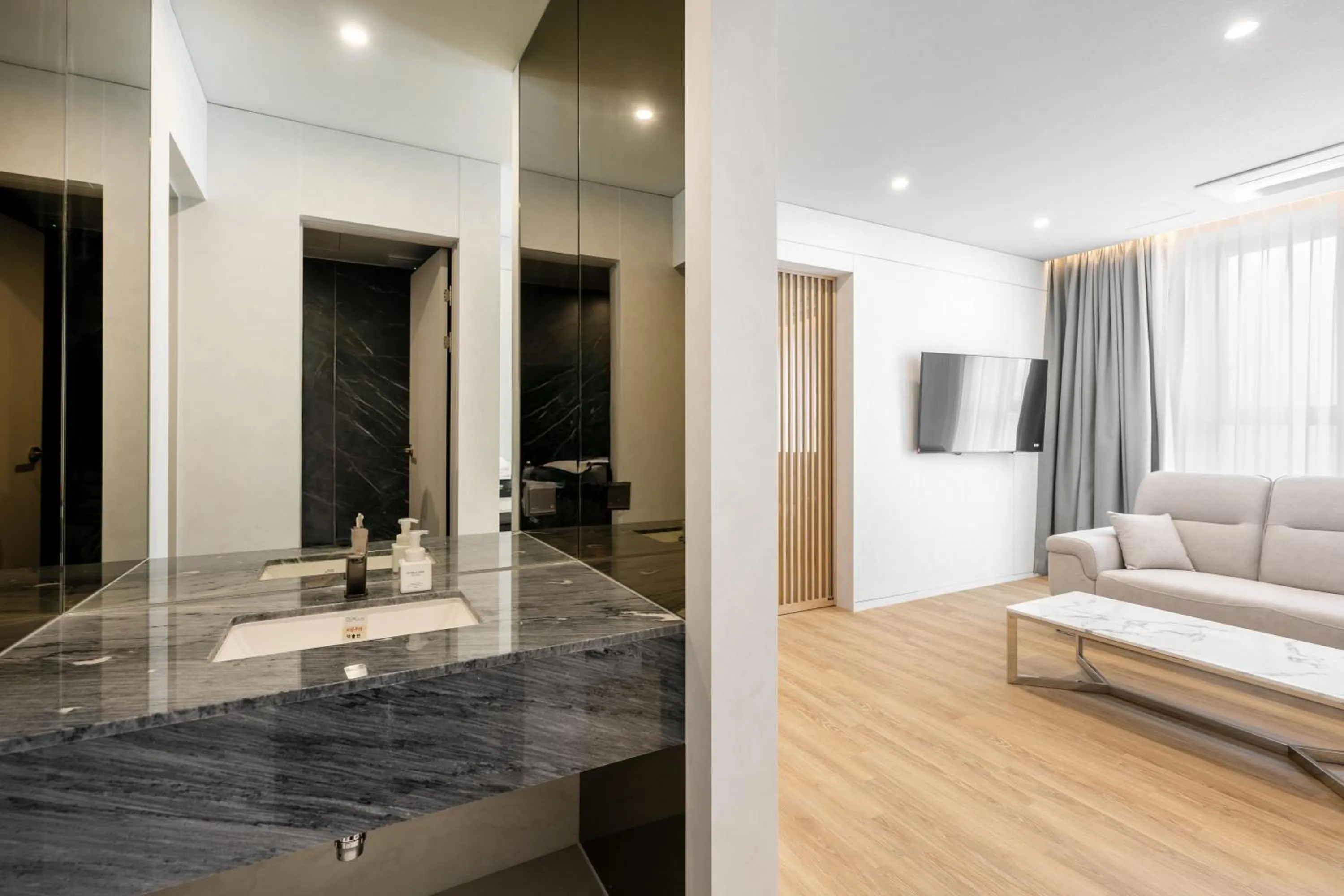 TV and multimedia in Gyeongju city hotel