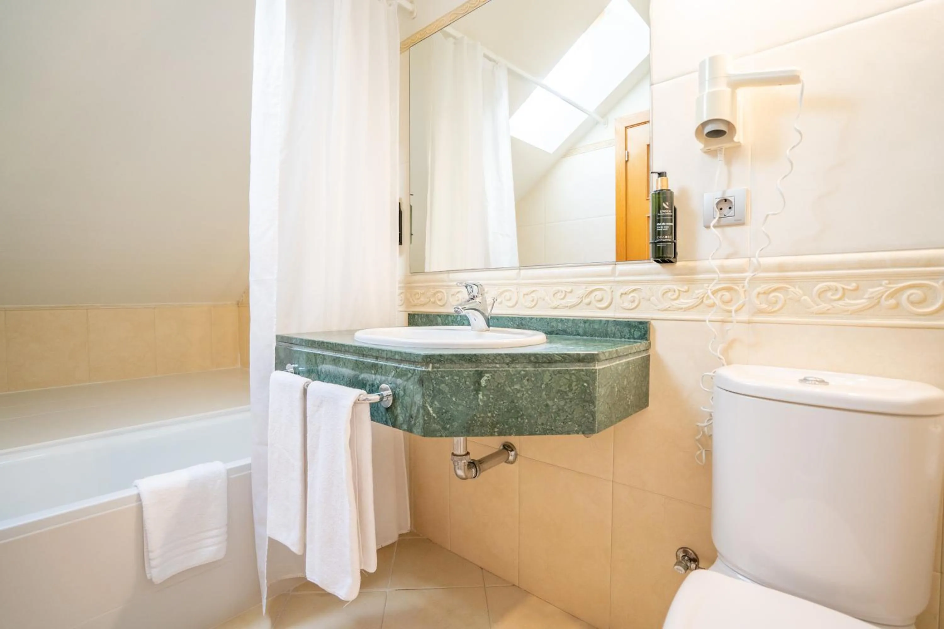 Shower in Hotel Torres de Somo