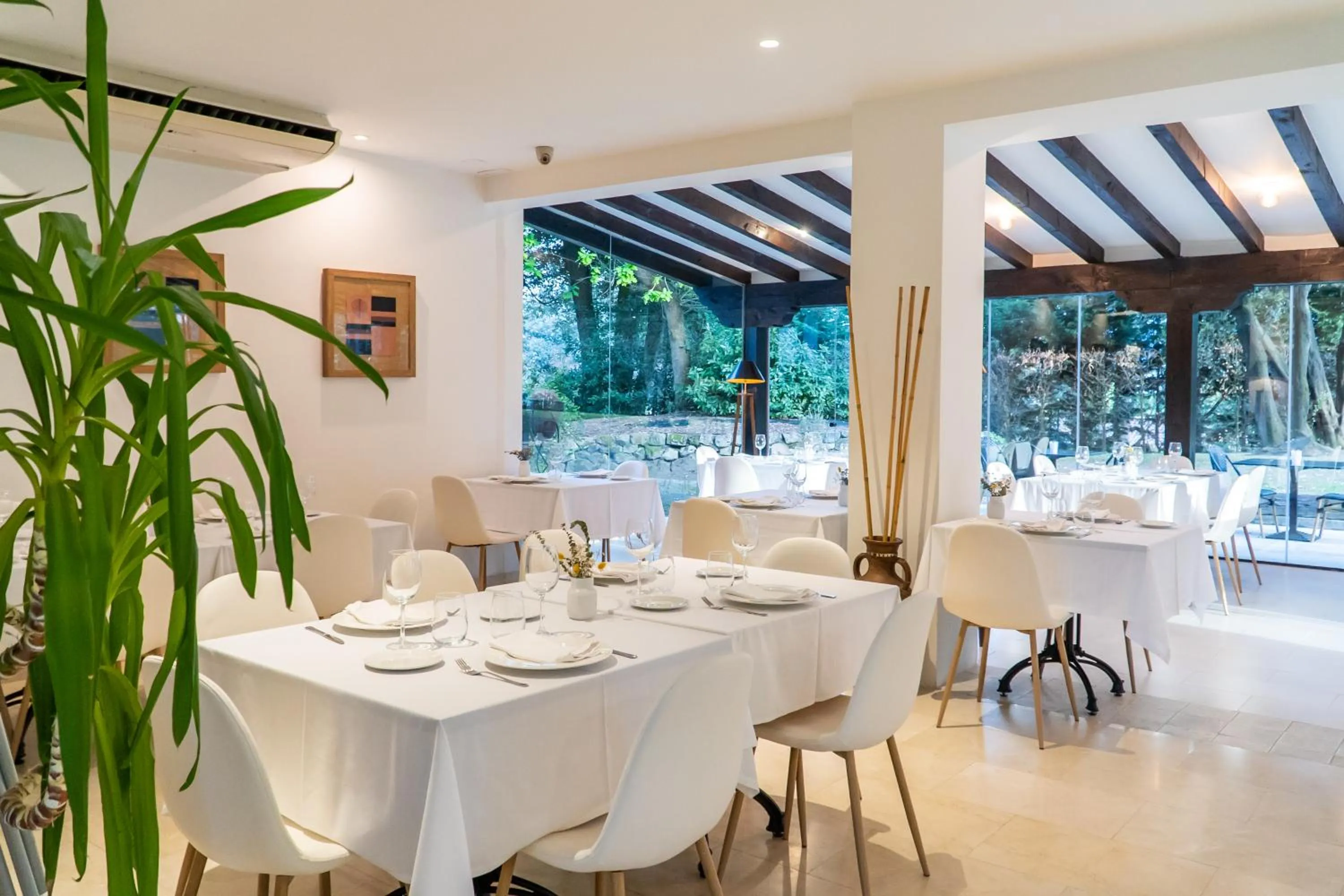 Restaurant/places to eat in Hotel Torres de Somo