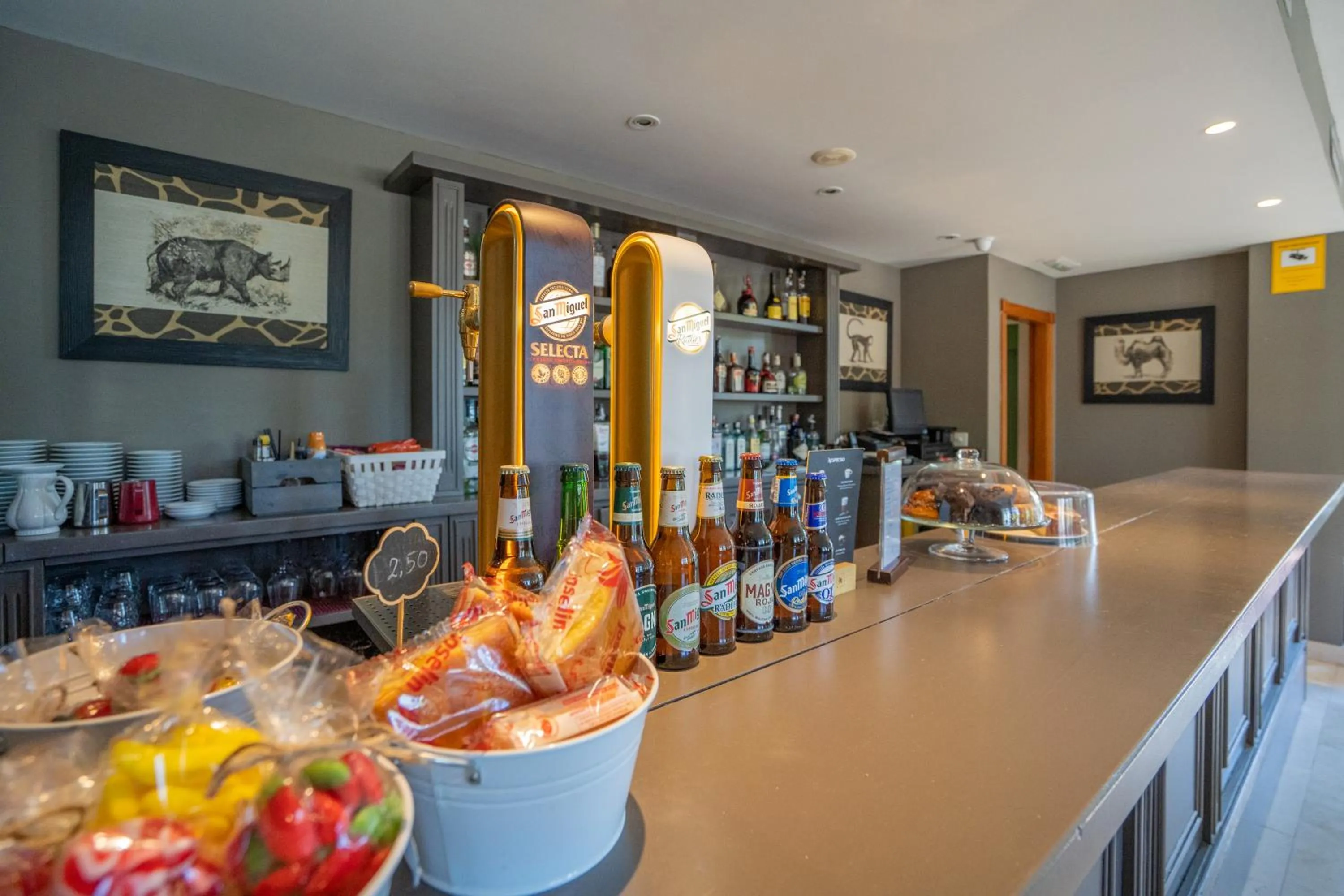 Lounge or bar in Hotel Torres de Somo