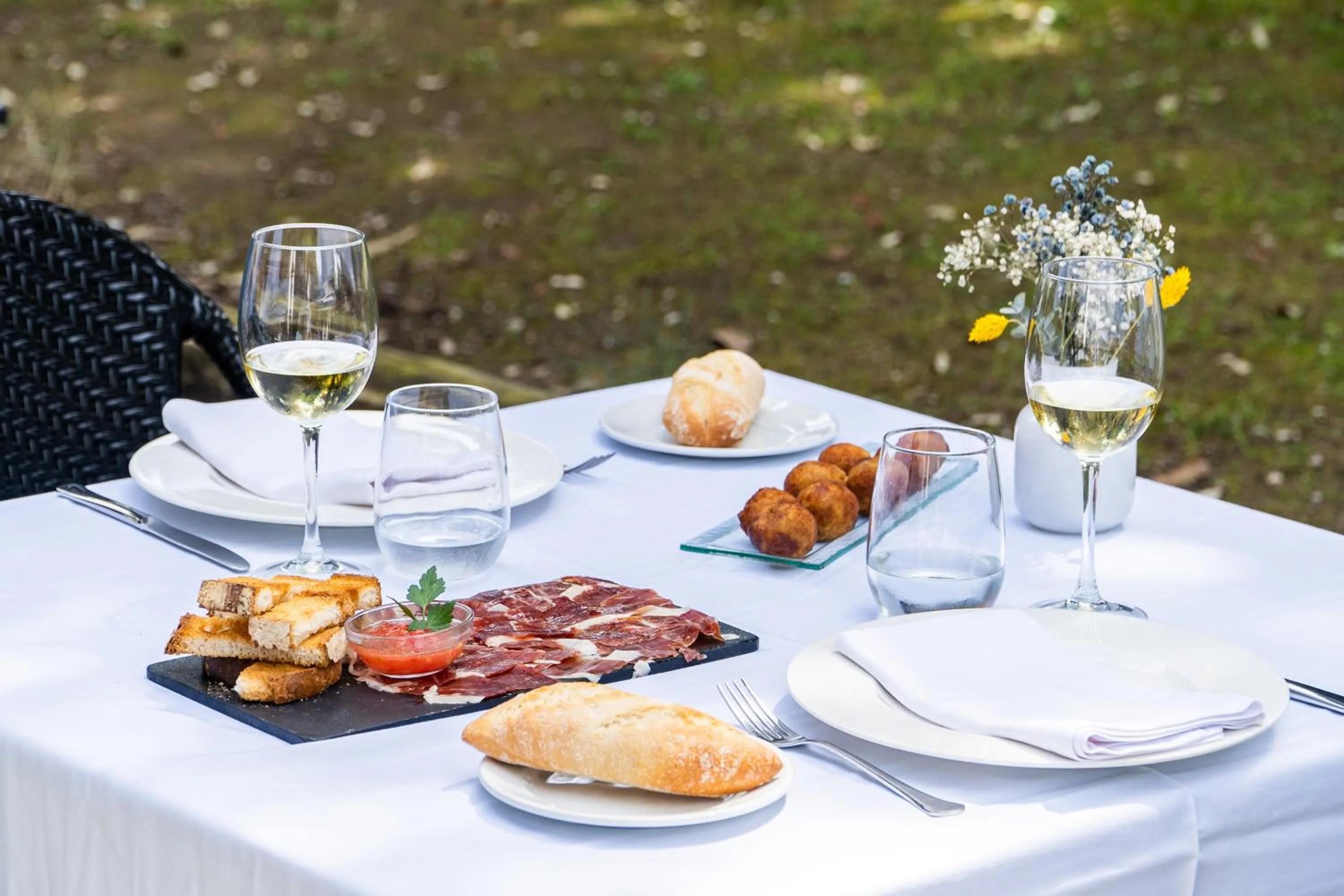 Restaurant/places to eat in Hotel Torres de Somo