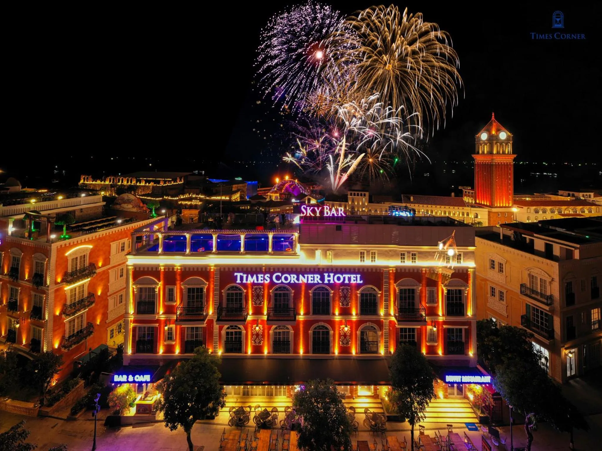 Evening entertainment in Times Corner Amalfi Hotel