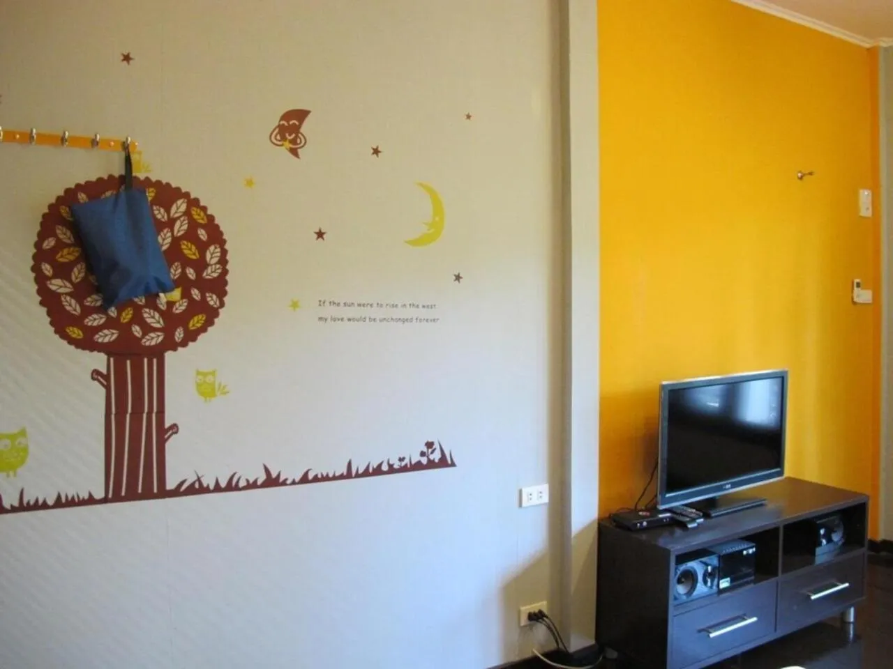 Communal lounge/ TV room in Panviman Amphawa Garden Resort