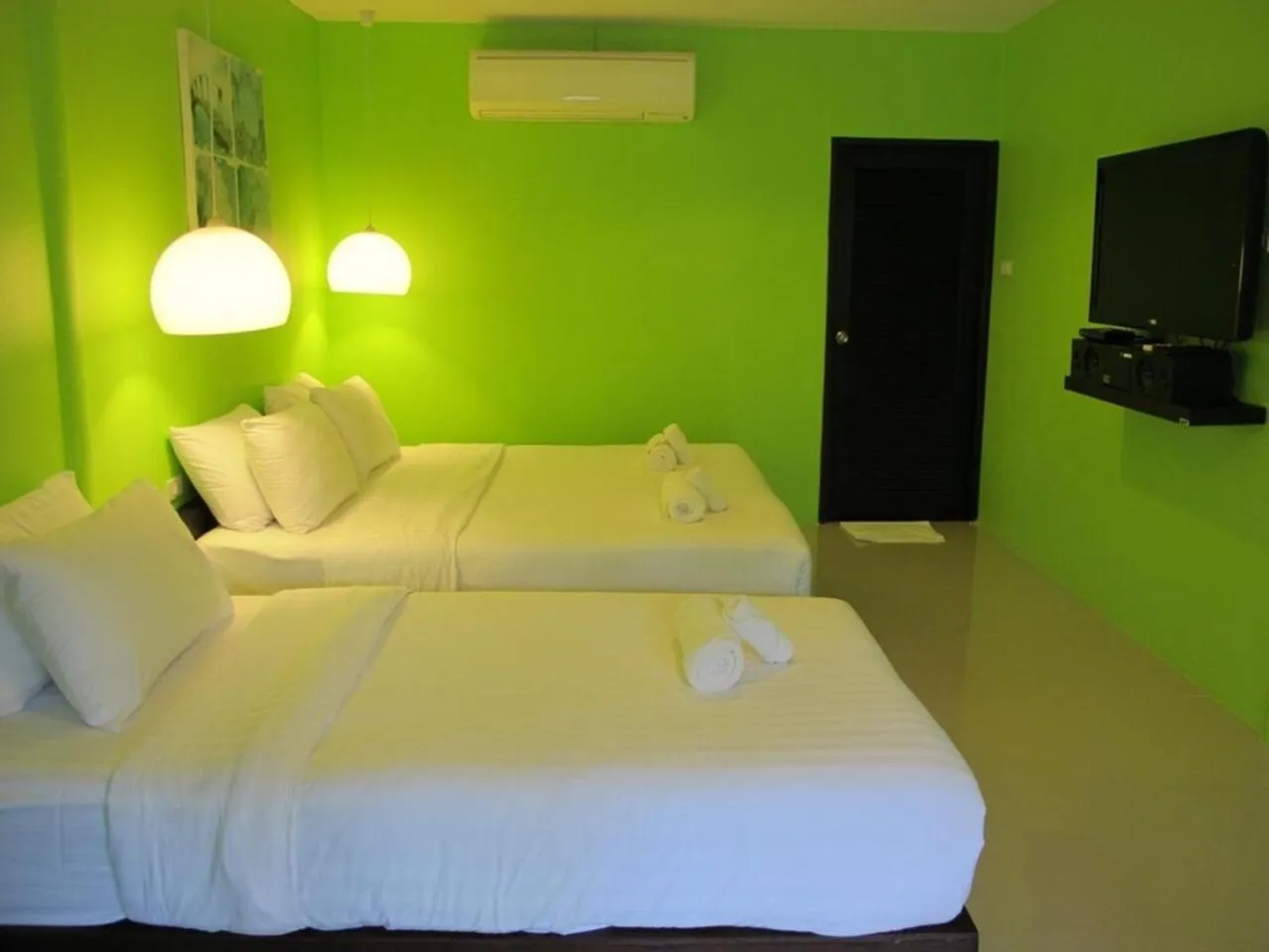 Communal lounge/ TV room in Panviman Amphawa Garden Resort