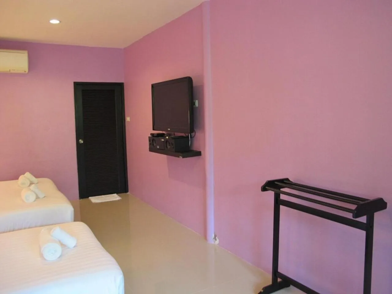 Communal lounge/ TV room in Panviman Amphawa Garden Resort