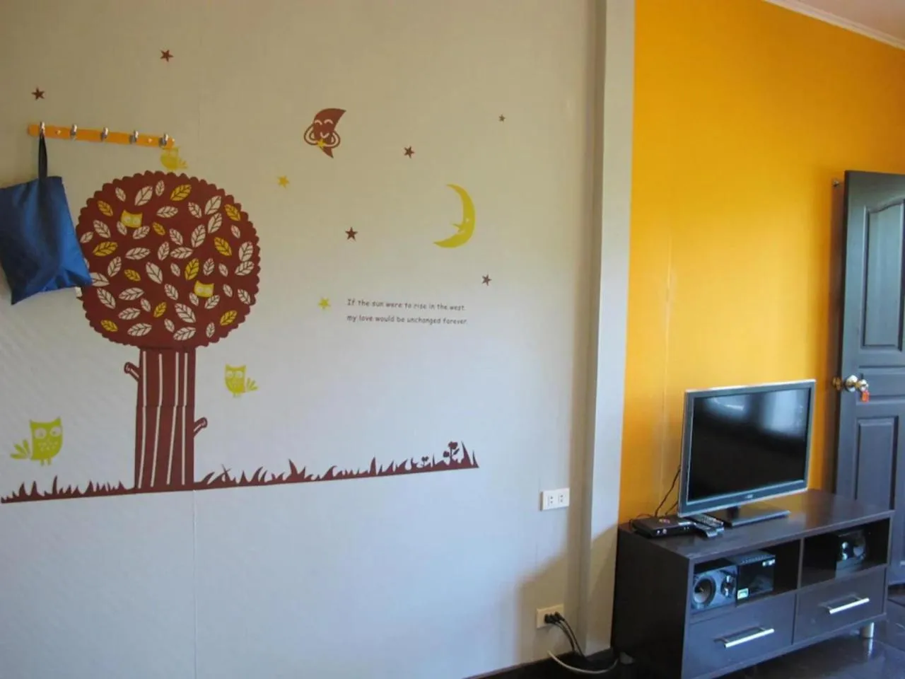 Communal lounge/ TV room in Panviman Amphawa Garden Resort