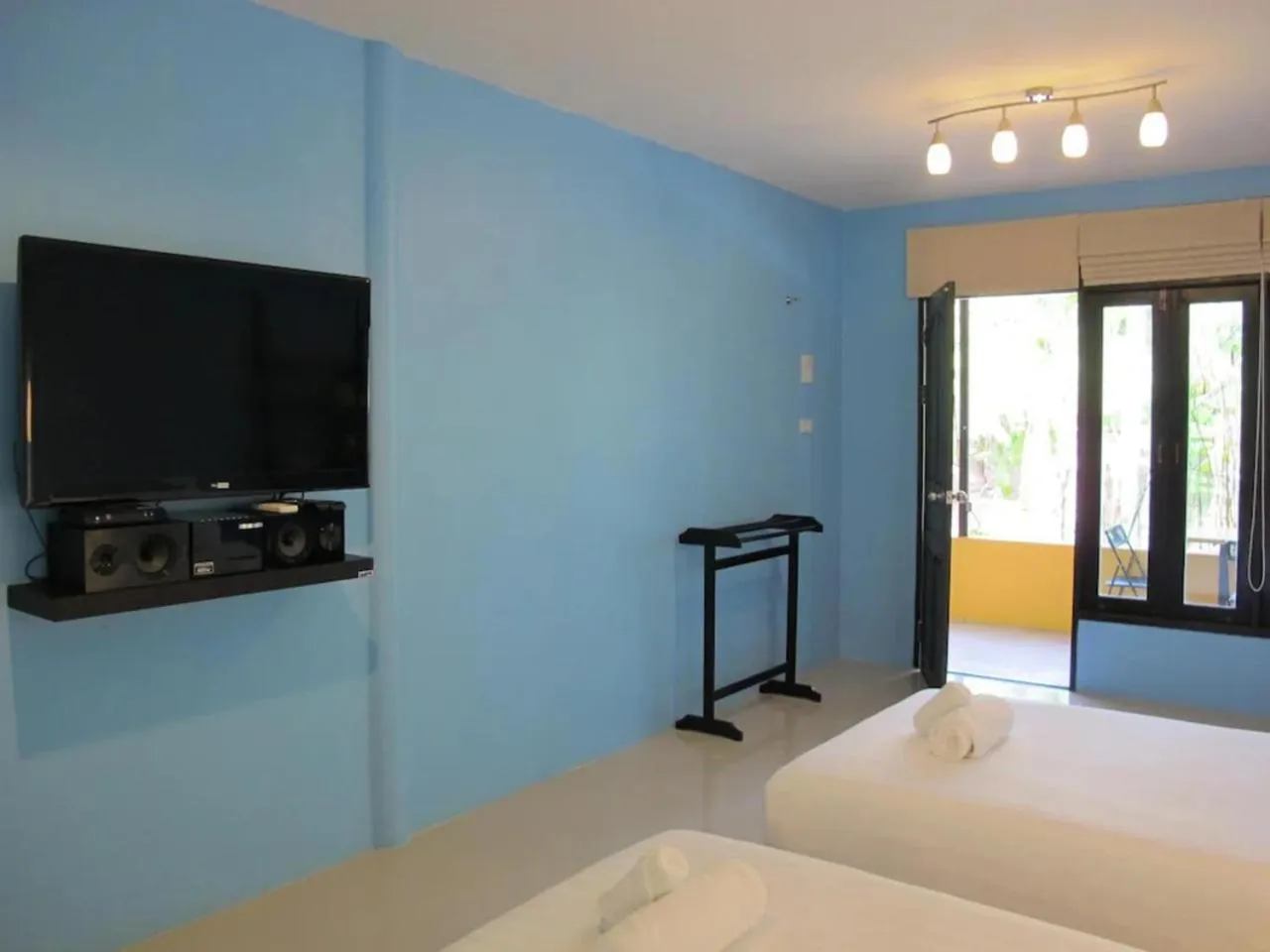 Communal lounge/ TV room in Panviman Amphawa Garden Resort