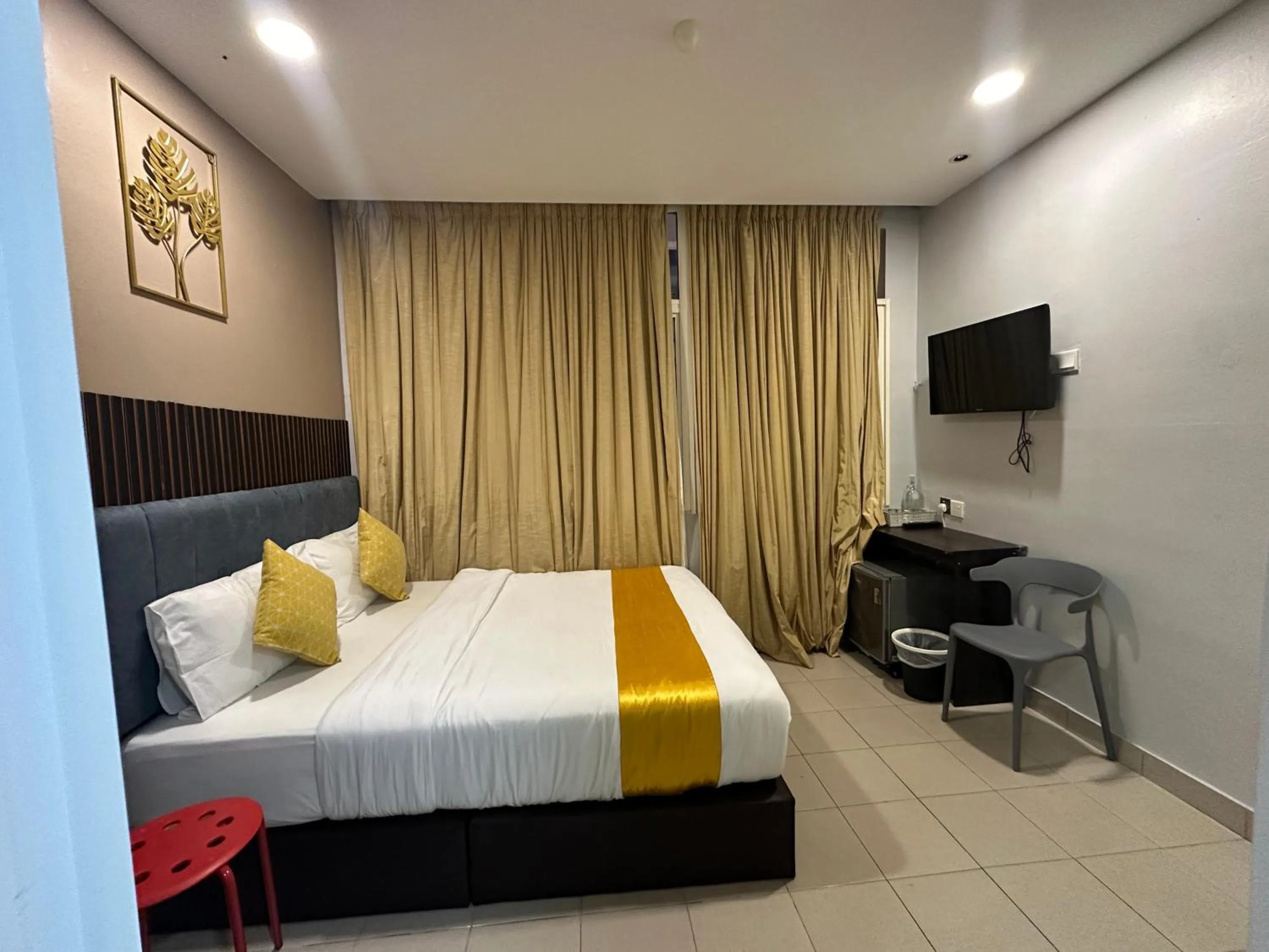 Photo of the whole room, Bed in SS Grey Hotel