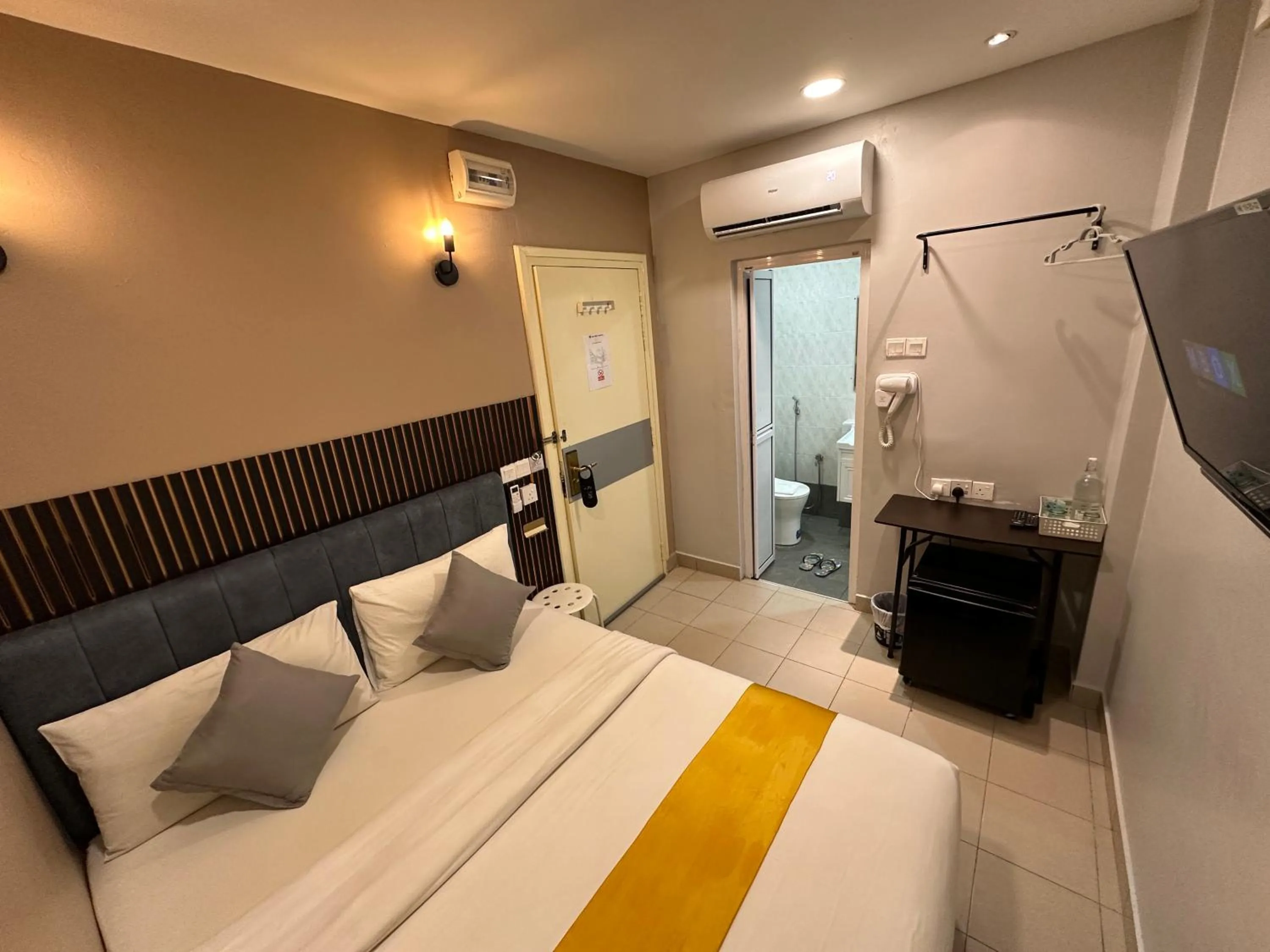 Shower, Bed in SS Grey Hotel