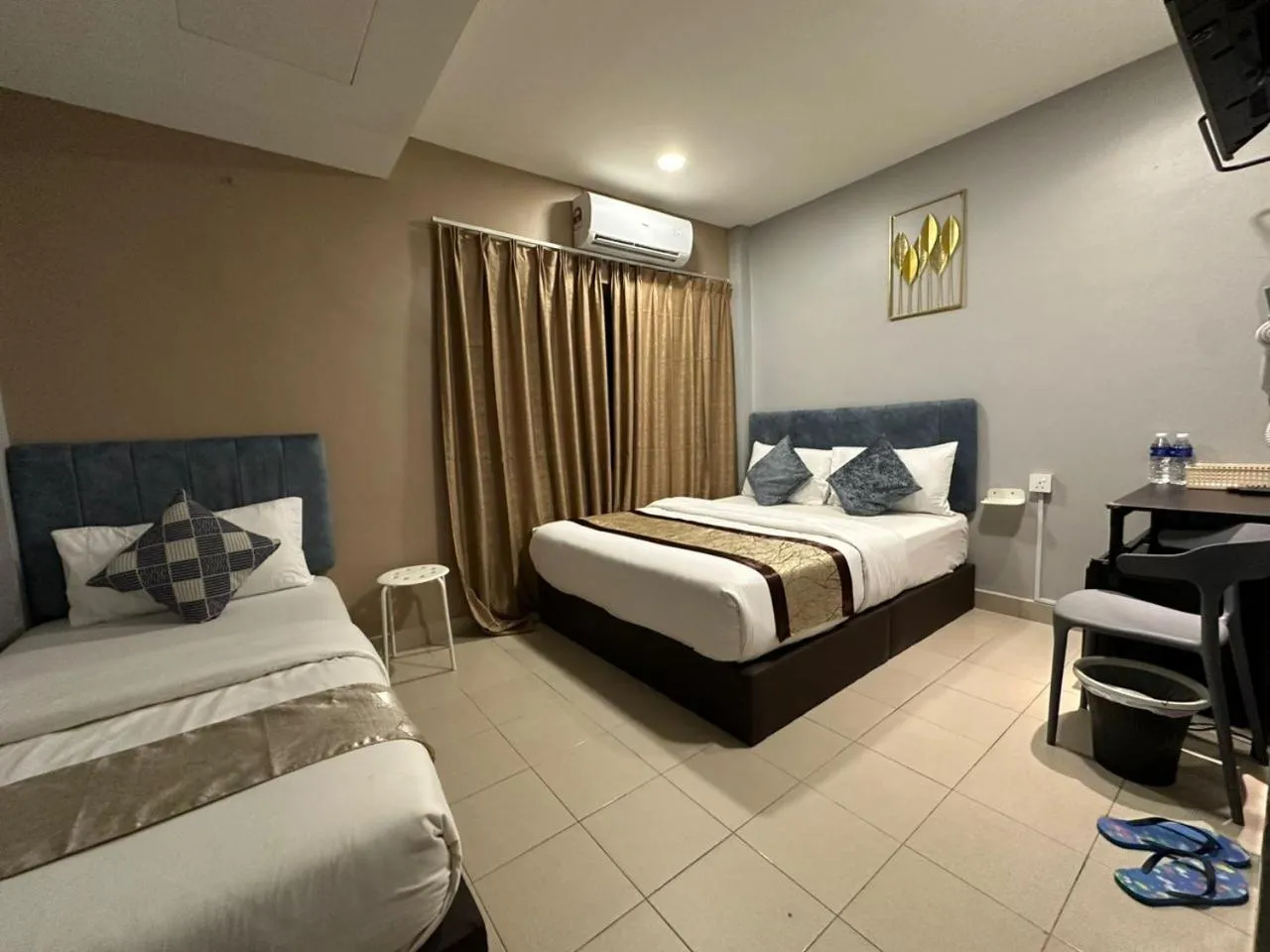 Photo of the whole room, Bed in SS Grey Hotel