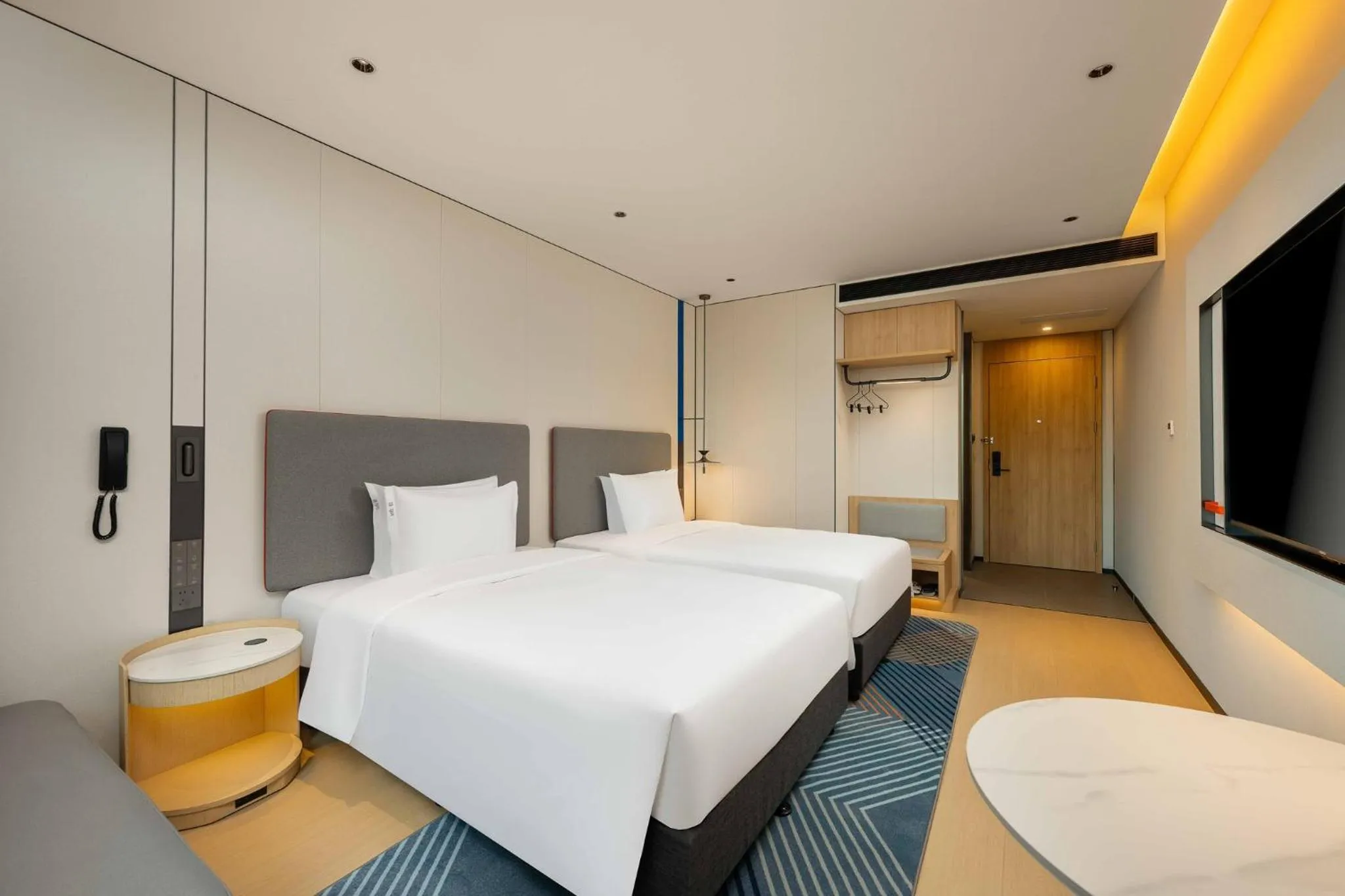 Photo of the whole room, Bed in Holiday Inn Express Shanghai PVG Airport Zhuqiao - Free shuttle bus to Pudong Airport and Disneyland