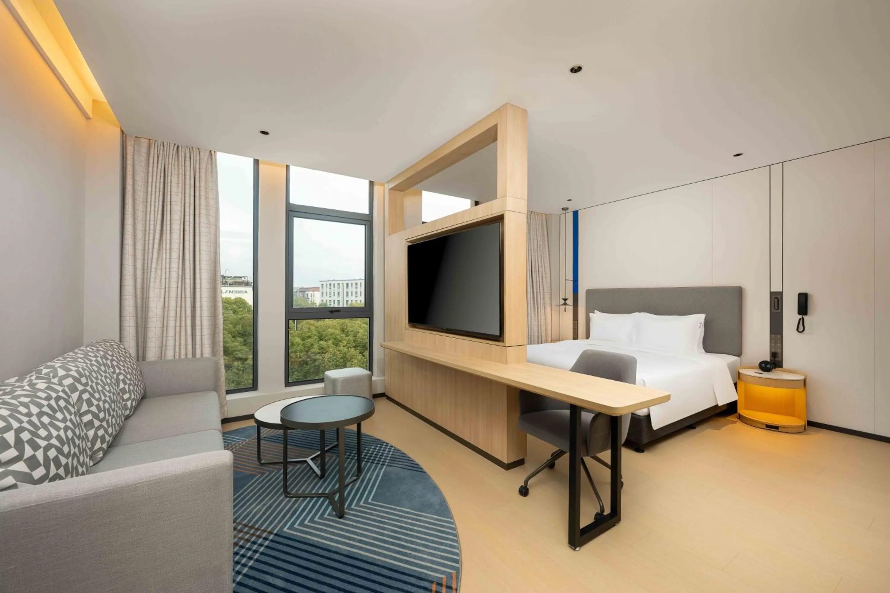 Bed in Holiday Inn Express Shanghai PVG Airport Zhuqiao - Free shuttle bus to Pudong Airport and Disneyland