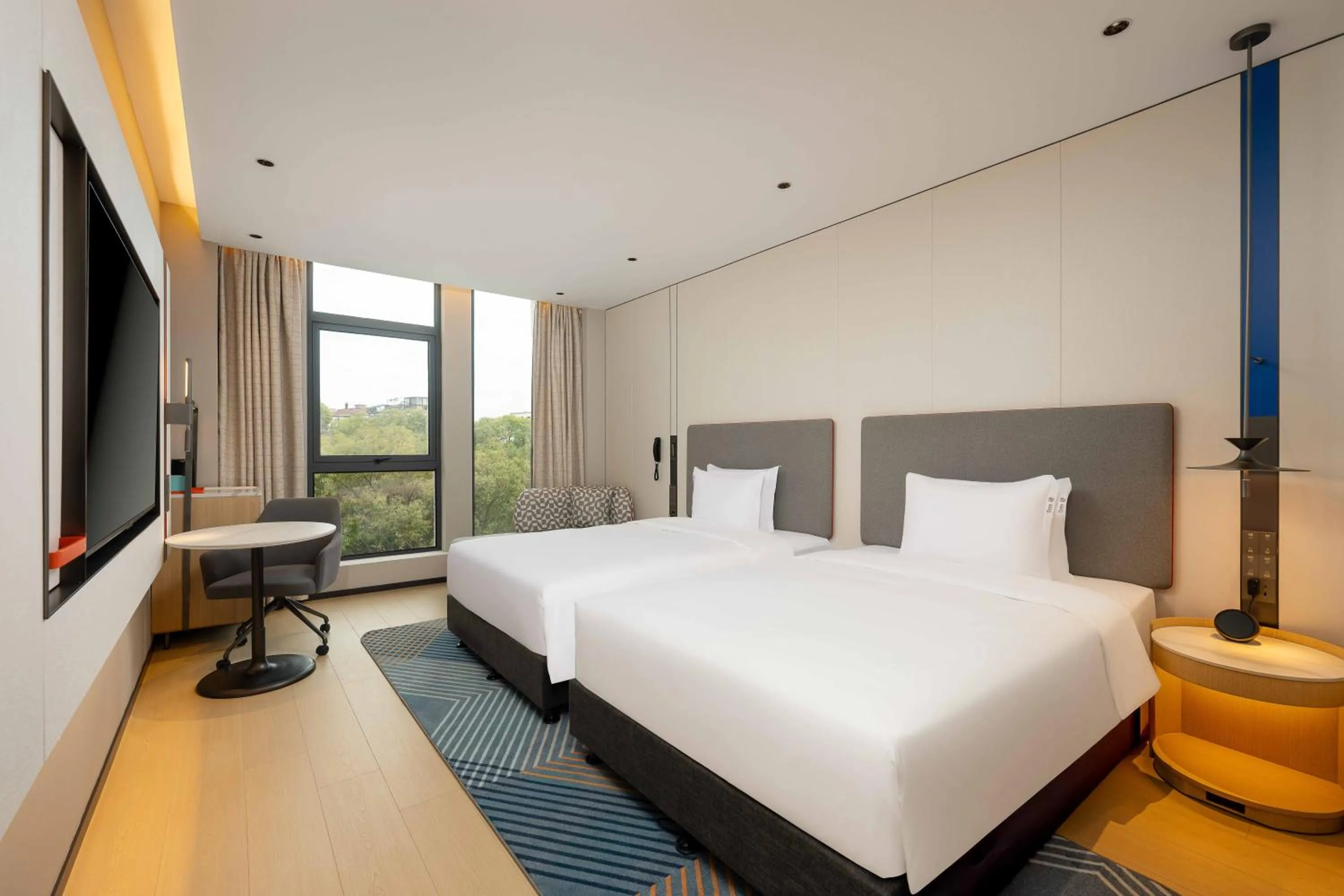 Bed in Holiday Inn Express Shanghai PVG Airport Zhuqiao - Free shuttle bus to Pudong Airport and Disneyland