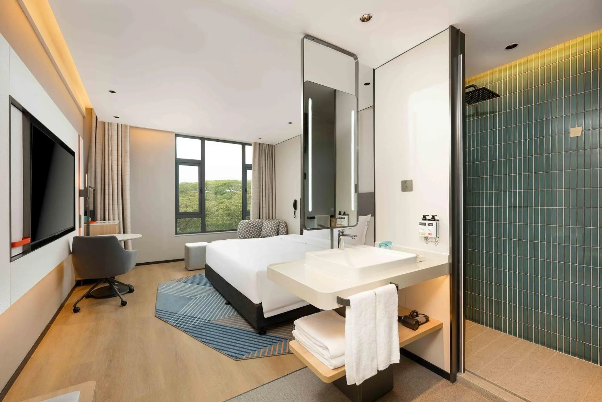 Photo of the whole room, Bed in Holiday Inn Express Shanghai PVG Airport Zhuqiao - Free shuttle bus to Pudong Airport and Disneyland