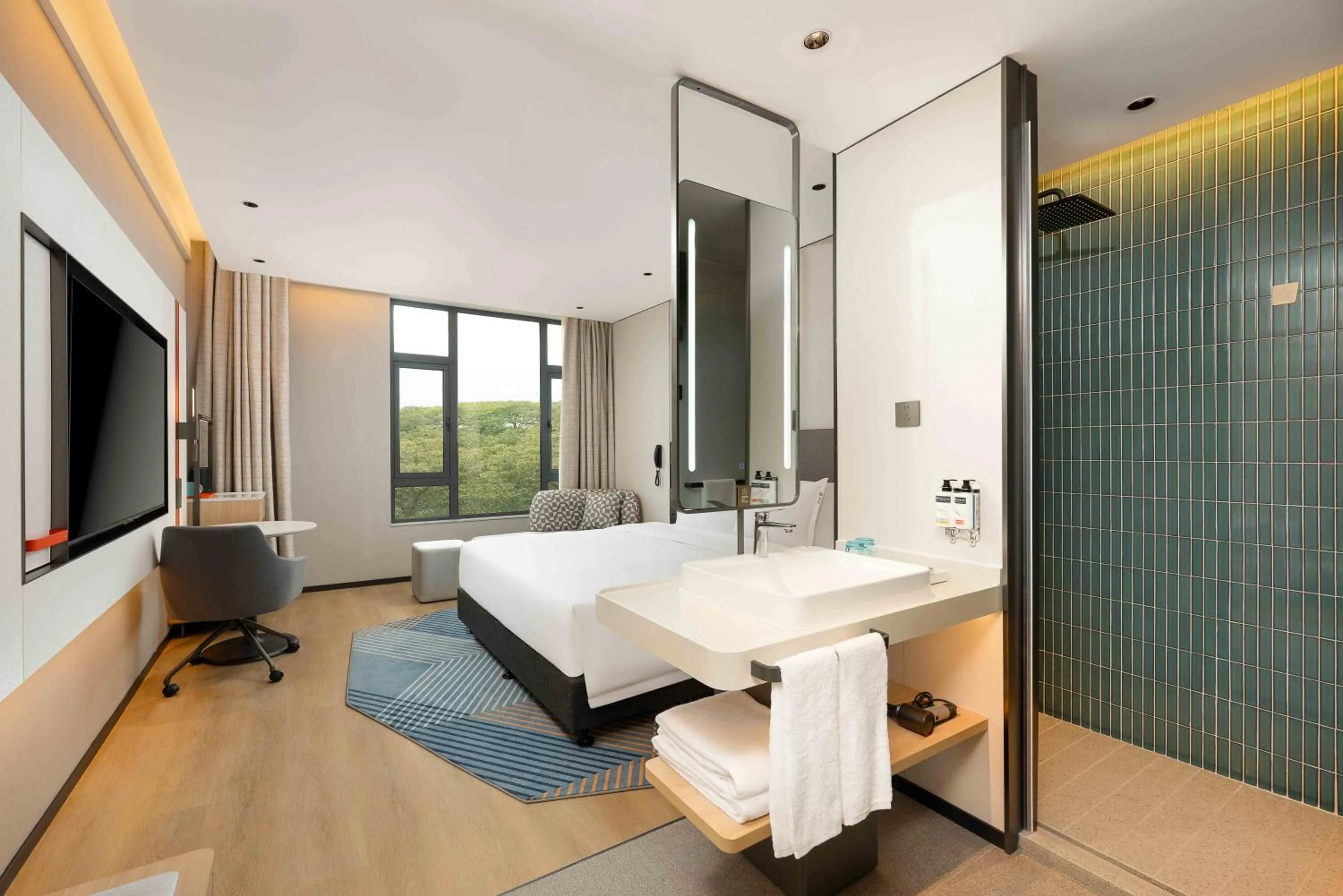 Bed in Holiday Inn Express Shanghai PVG Airport Zhuqiao - Free shuttle bus to Pudong Airport and Disneyland