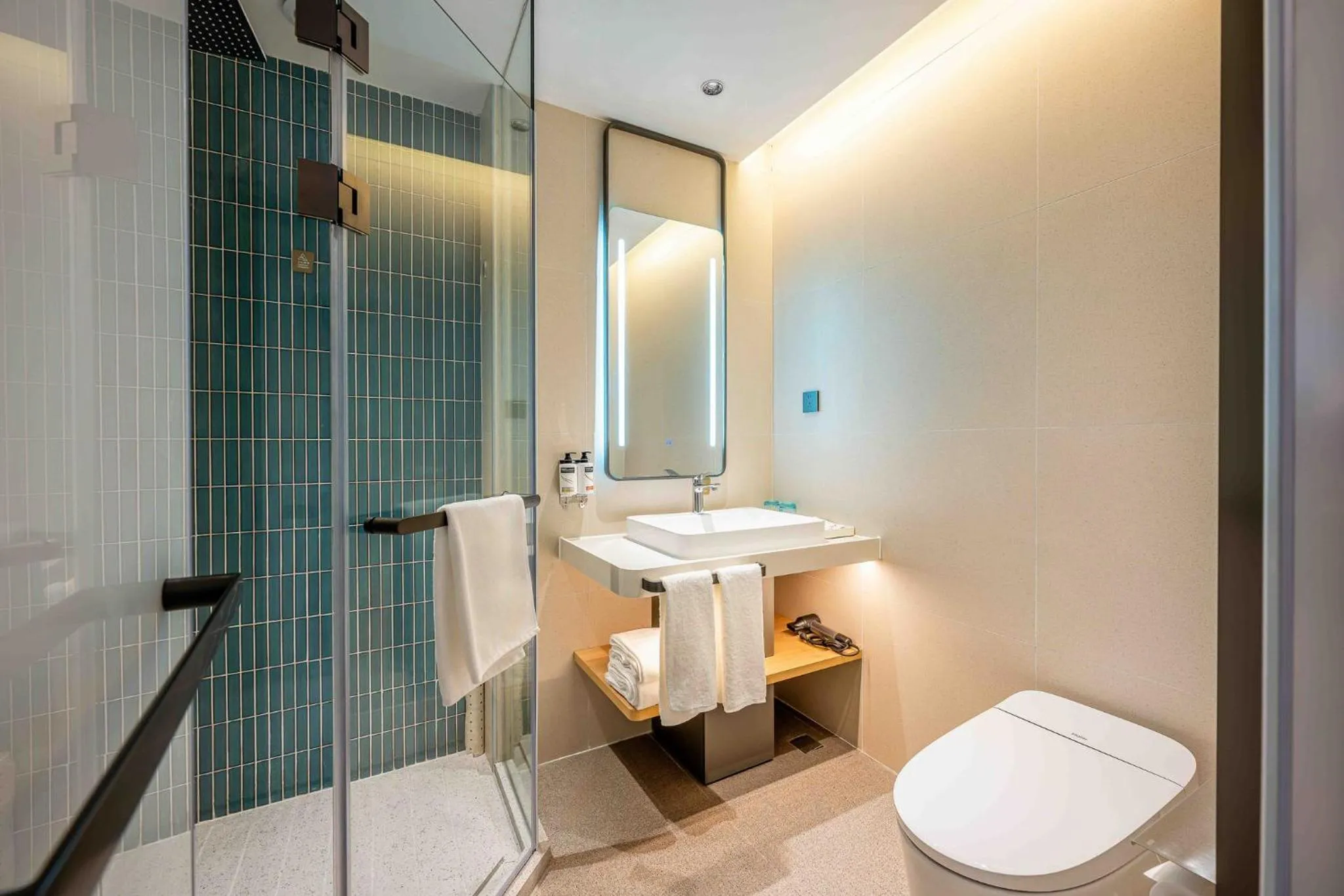 Photo of the whole room in Holiday Inn Express Shanghai PVG Airport Zhuqiao - Free shuttle bus to Pudong Airport and Disneyland