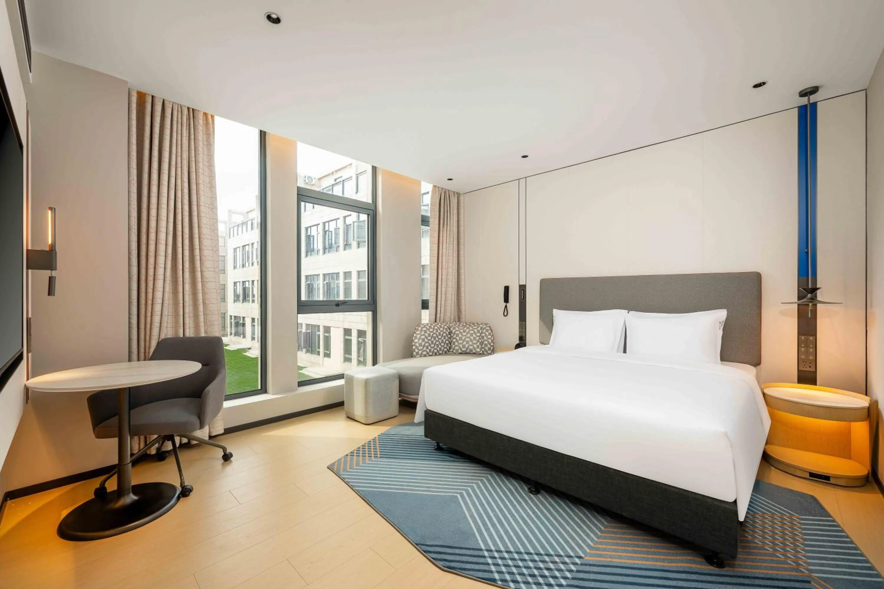Bed in Holiday Inn Express Shanghai PVG Airport Zhuqiao - Free shuttle bus to Pudong Airport and Disneyland