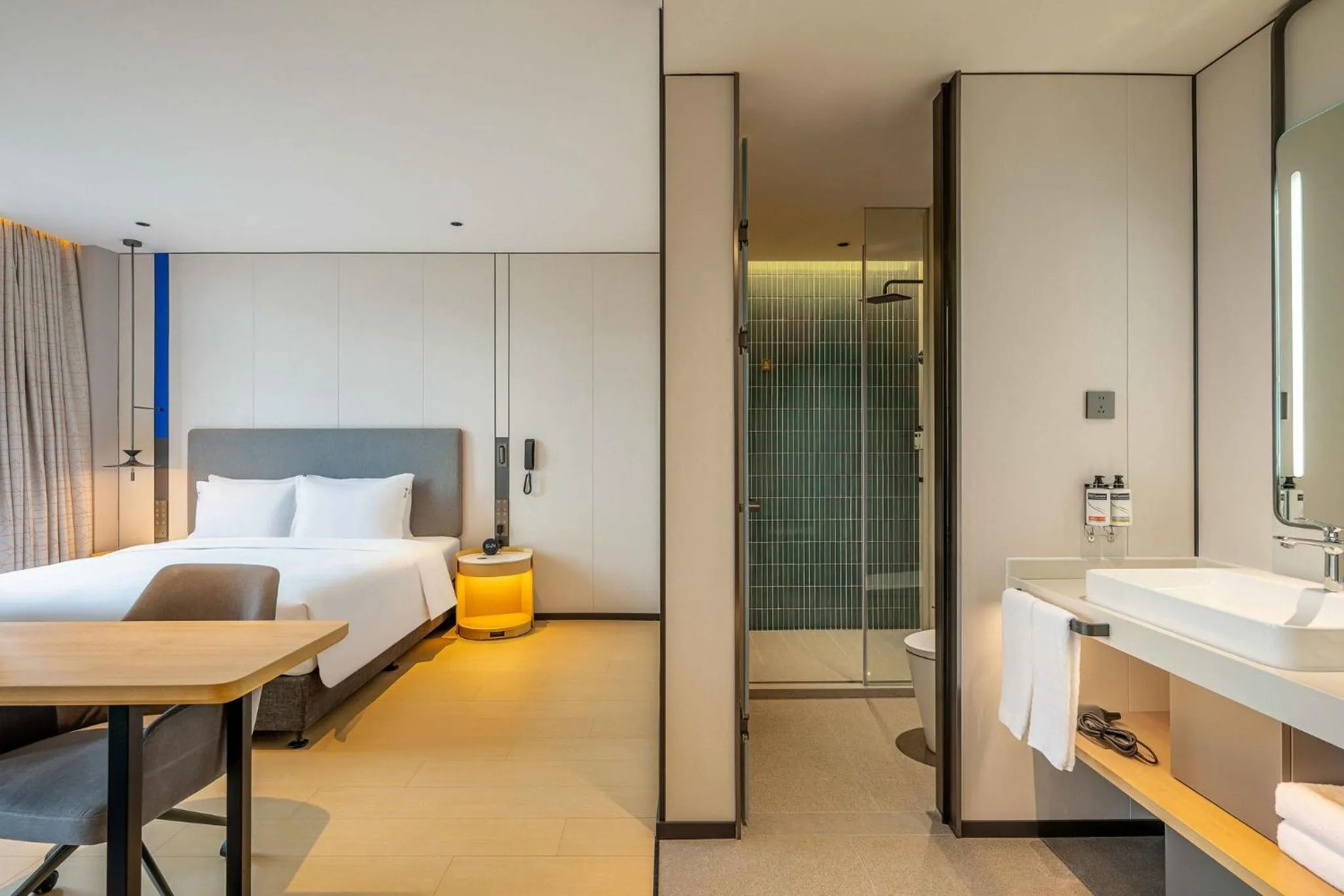 Photo of the whole room, Bed in Holiday Inn Express Shanghai PVG Airport Zhuqiao - Free shuttle bus to Pudong Airport and Disneyland