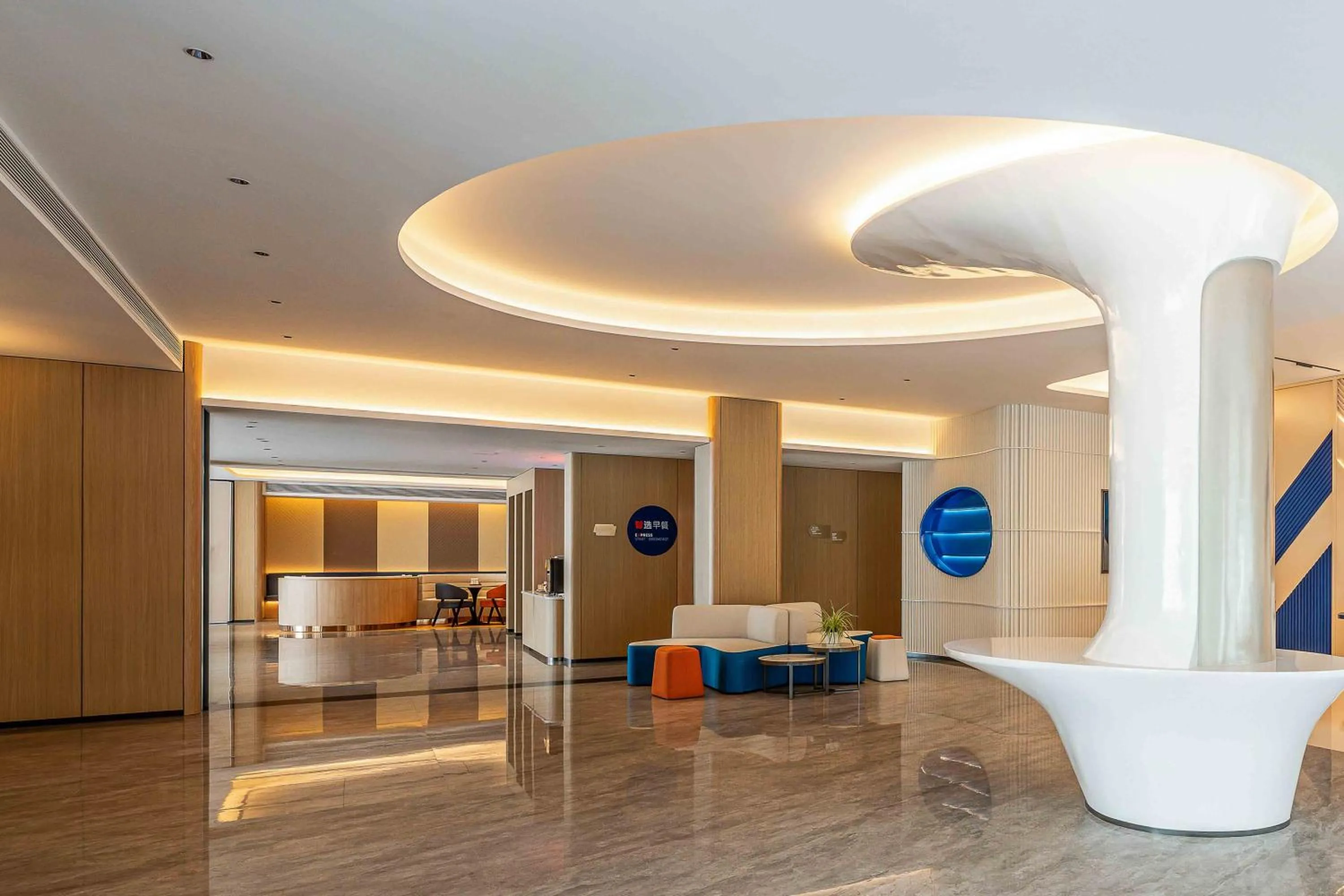 Lobby or reception in Holiday Inn Express Shanghai PVG Airport Zhuqiao - Free shuttle bus to Pudong Airport and Disneyland