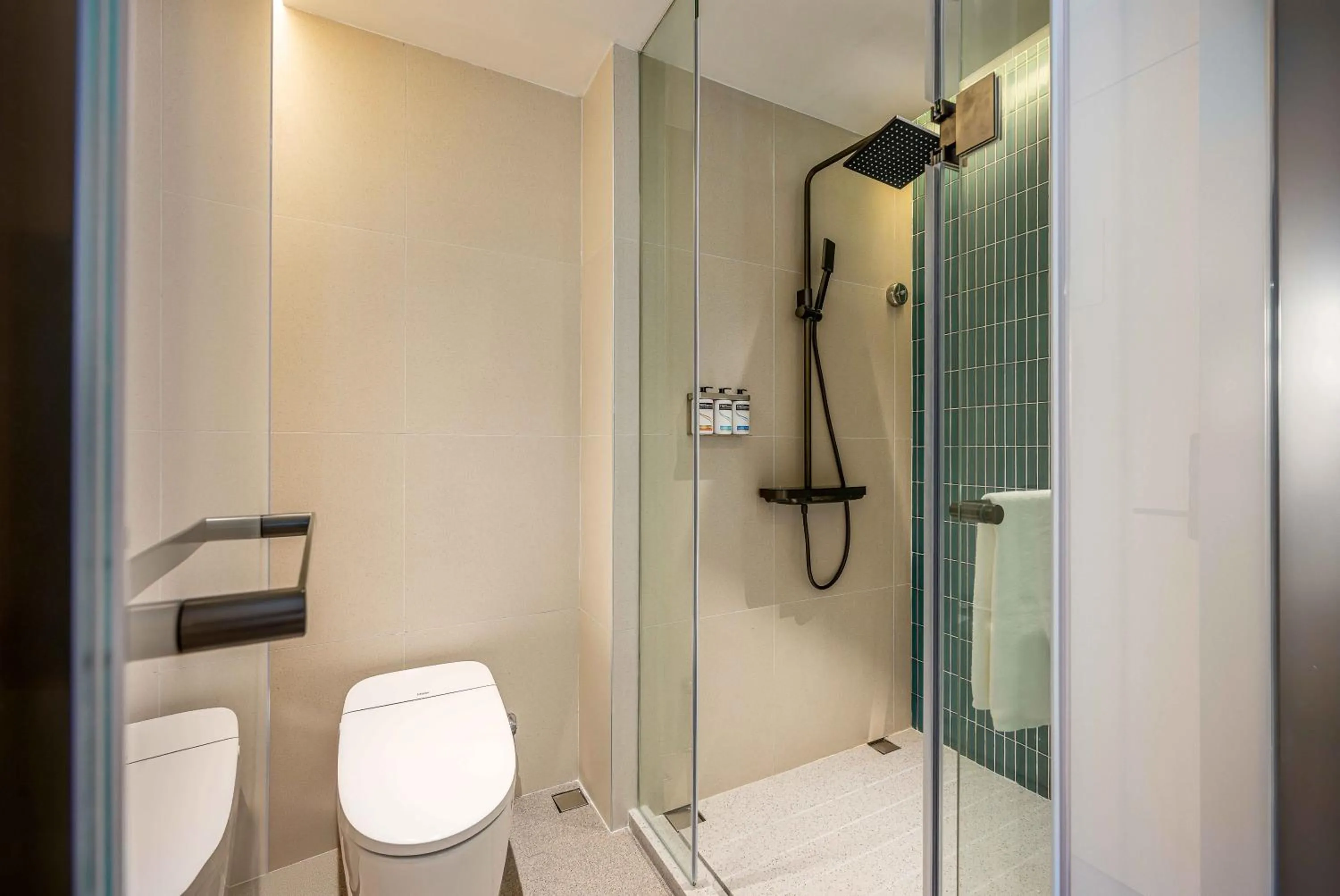 Shower in Holiday Inn Express Shanghai PVG Airport Zhuqiao - Free shuttle bus to Pudong Airport and Disneyland