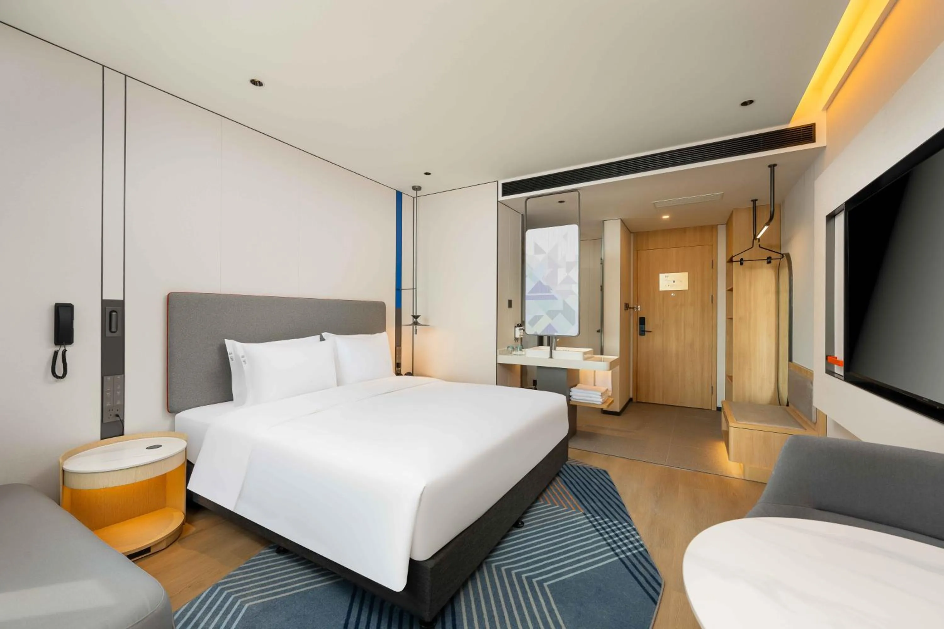 Bed in Holiday Inn Express Shanghai PVG Airport Zhuqiao - Free shuttle bus to Pudong Airport and Disneyland