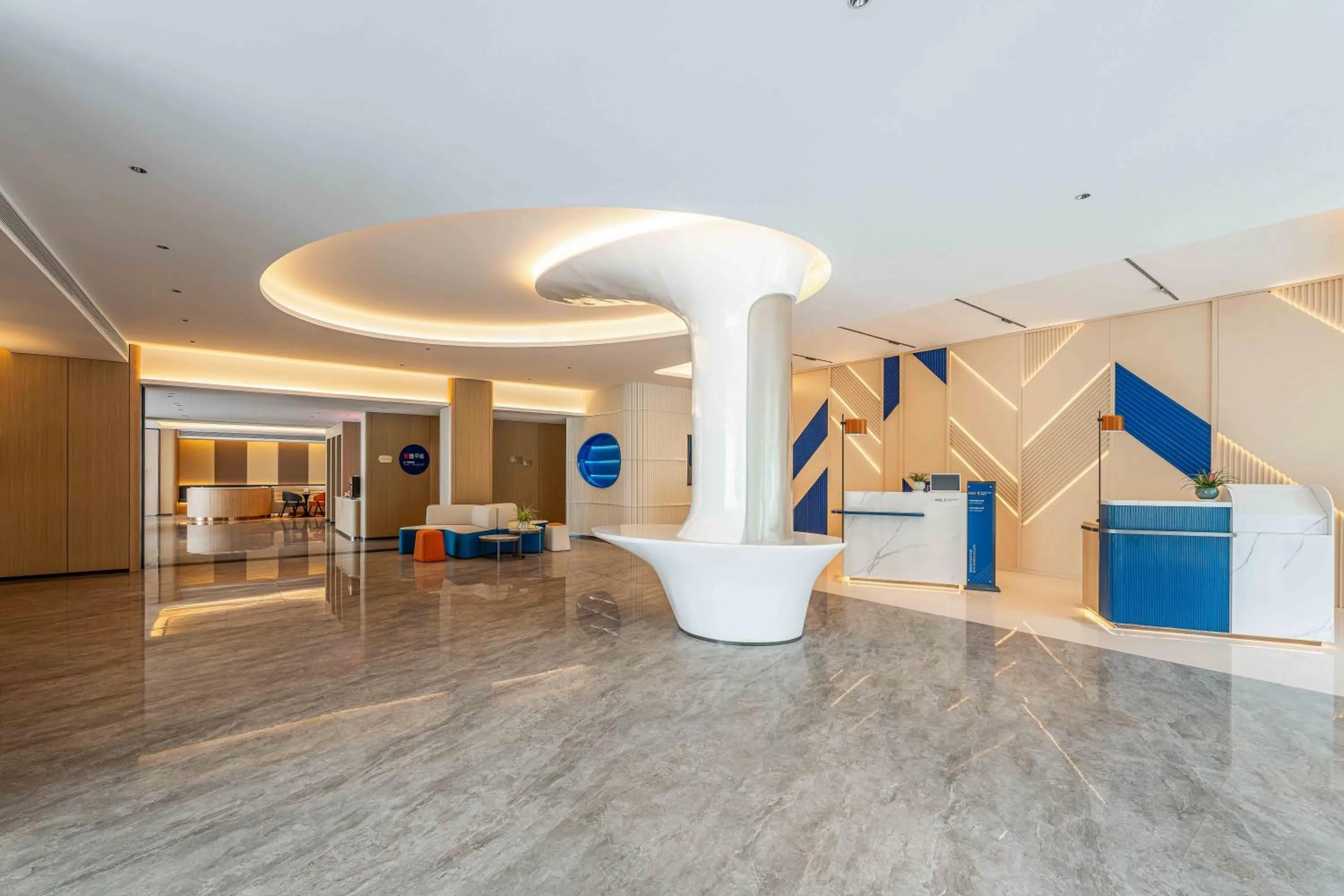 Lobby or reception in Holiday Inn Express Shanghai PVG Airport Zhuqiao - Free shuttle bus to Pudong Airport and Disneyland