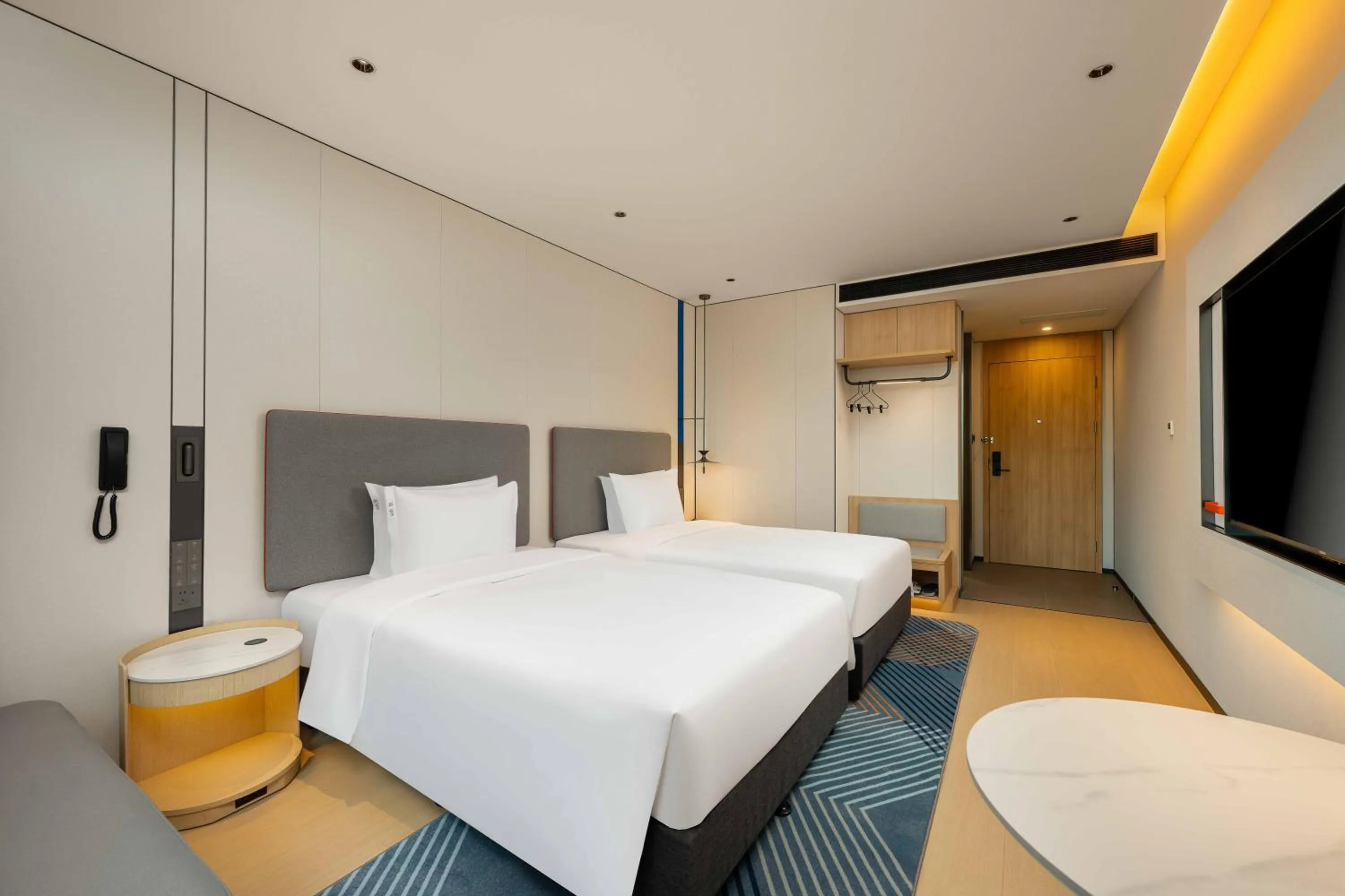 Bed in Holiday Inn Express Shanghai PVG Airport Zhuqiao - Free shuttle bus to Pudong Airport and Disneyland