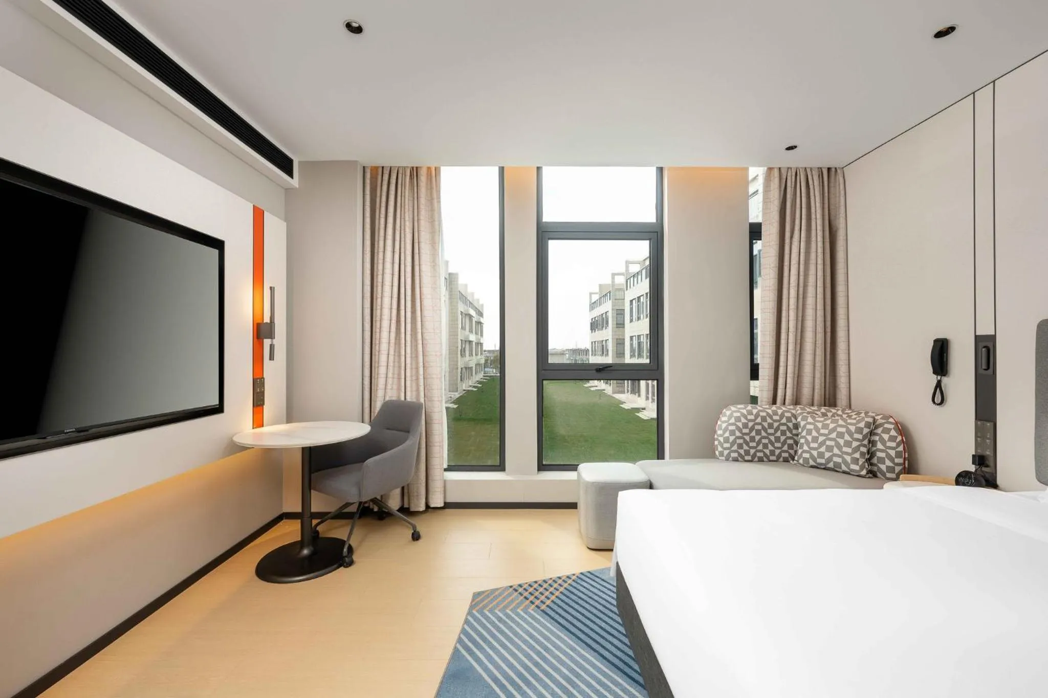 Photo of the whole room, Bed in Holiday Inn Express Shanghai PVG Airport Zhuqiao - Free shuttle bus to Pudong Airport and Disneyland