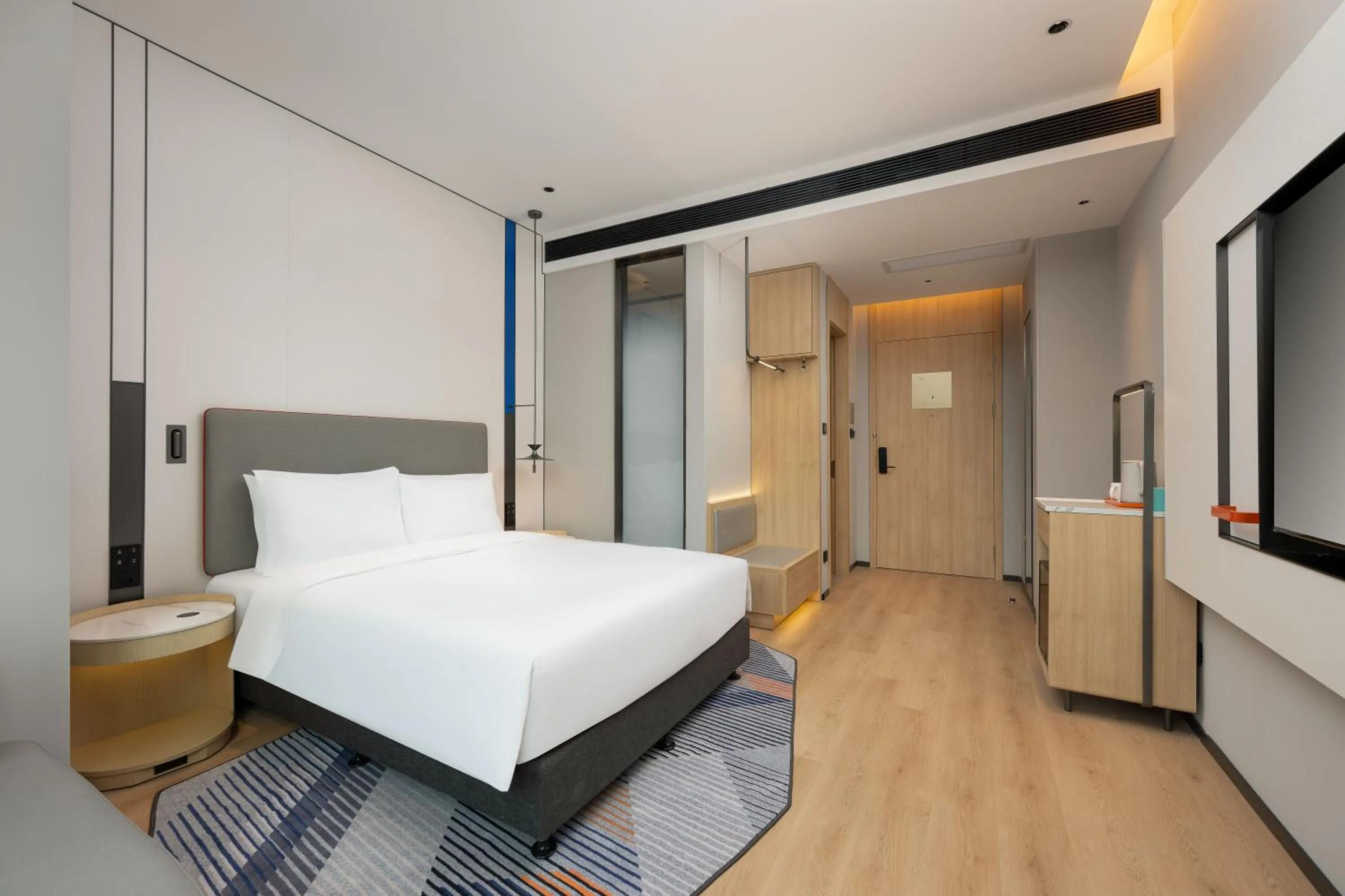 Photo of the whole room, Bed in Holiday Inn Express Shanghai Hongqiao CBD by IHG