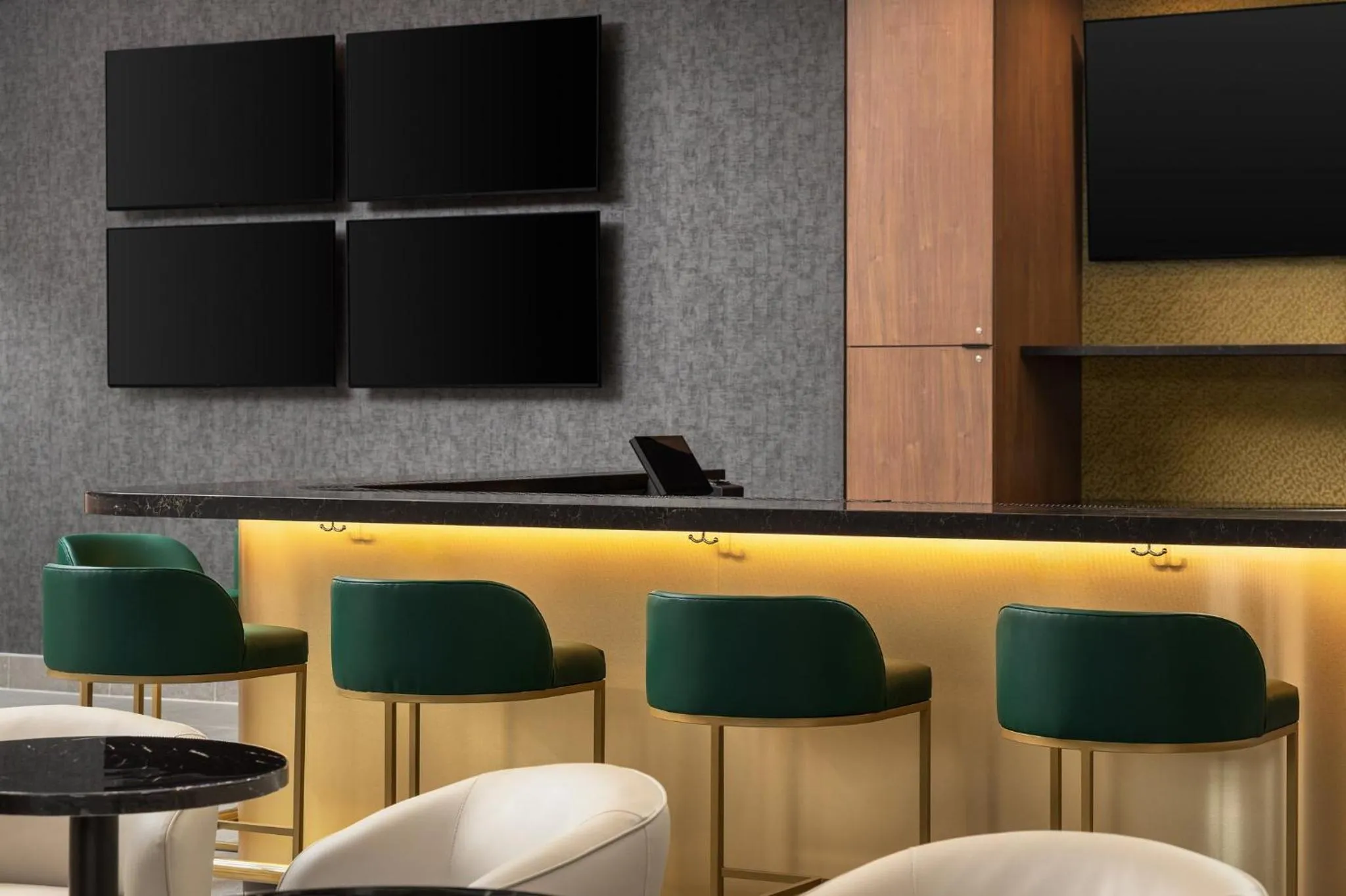 Lounge or bar in Staybridge Suites Montreal Airport - St-Laurent by IHG
