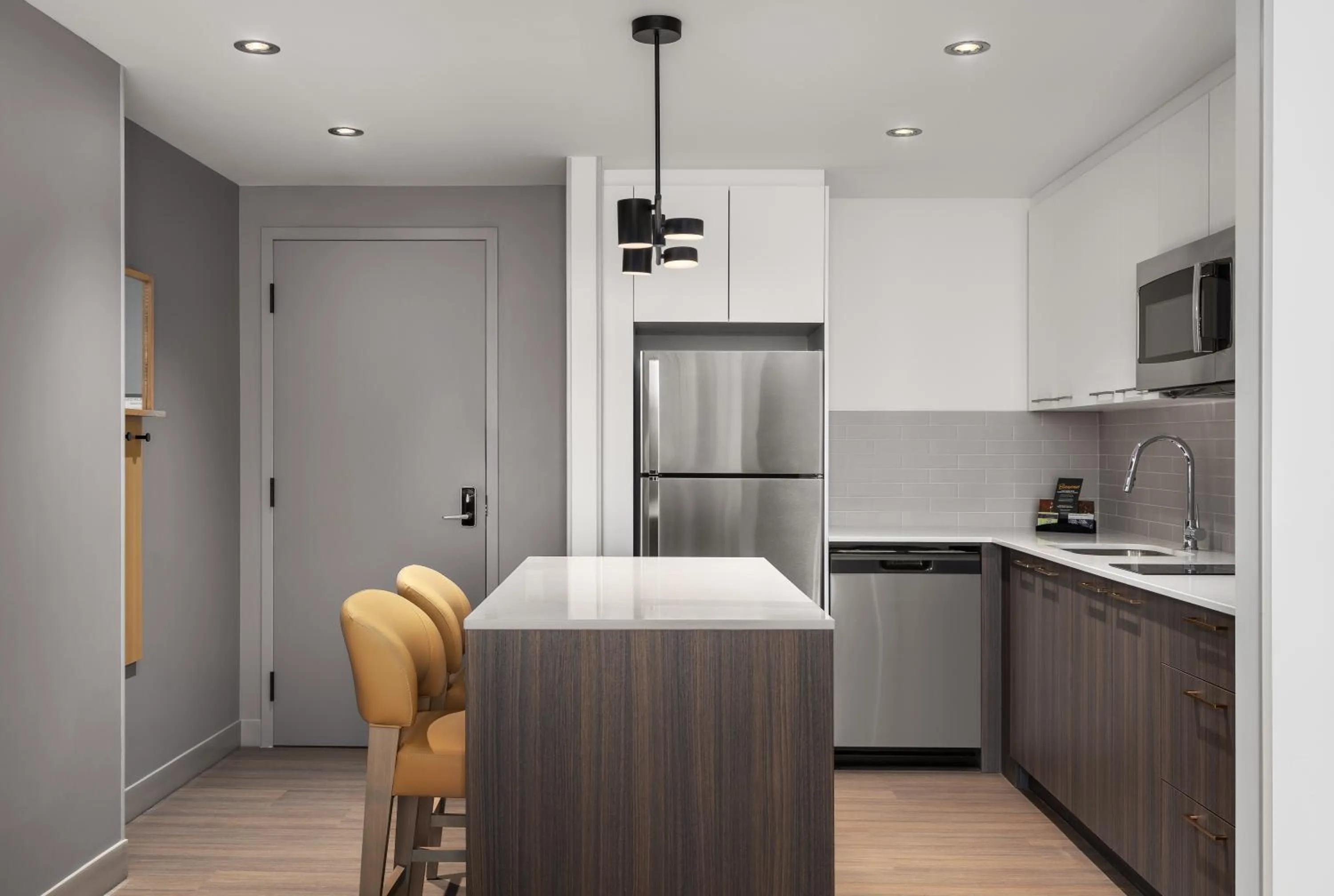 Kitchen or kitchenette in Staybridge Suites Montreal Airport - St-Laurent by IHG