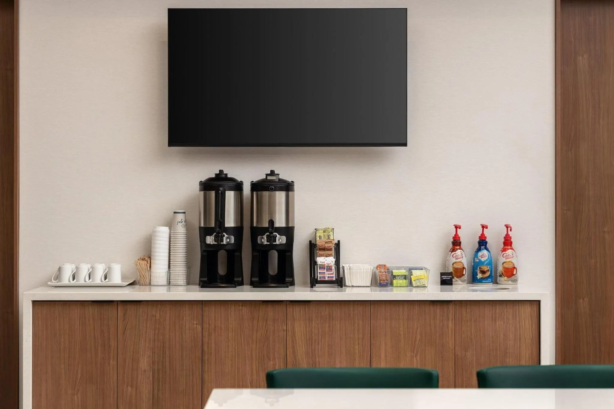 Restaurant/places to eat in Staybridge Suites Montreal Airport - St-Laurent by IHG