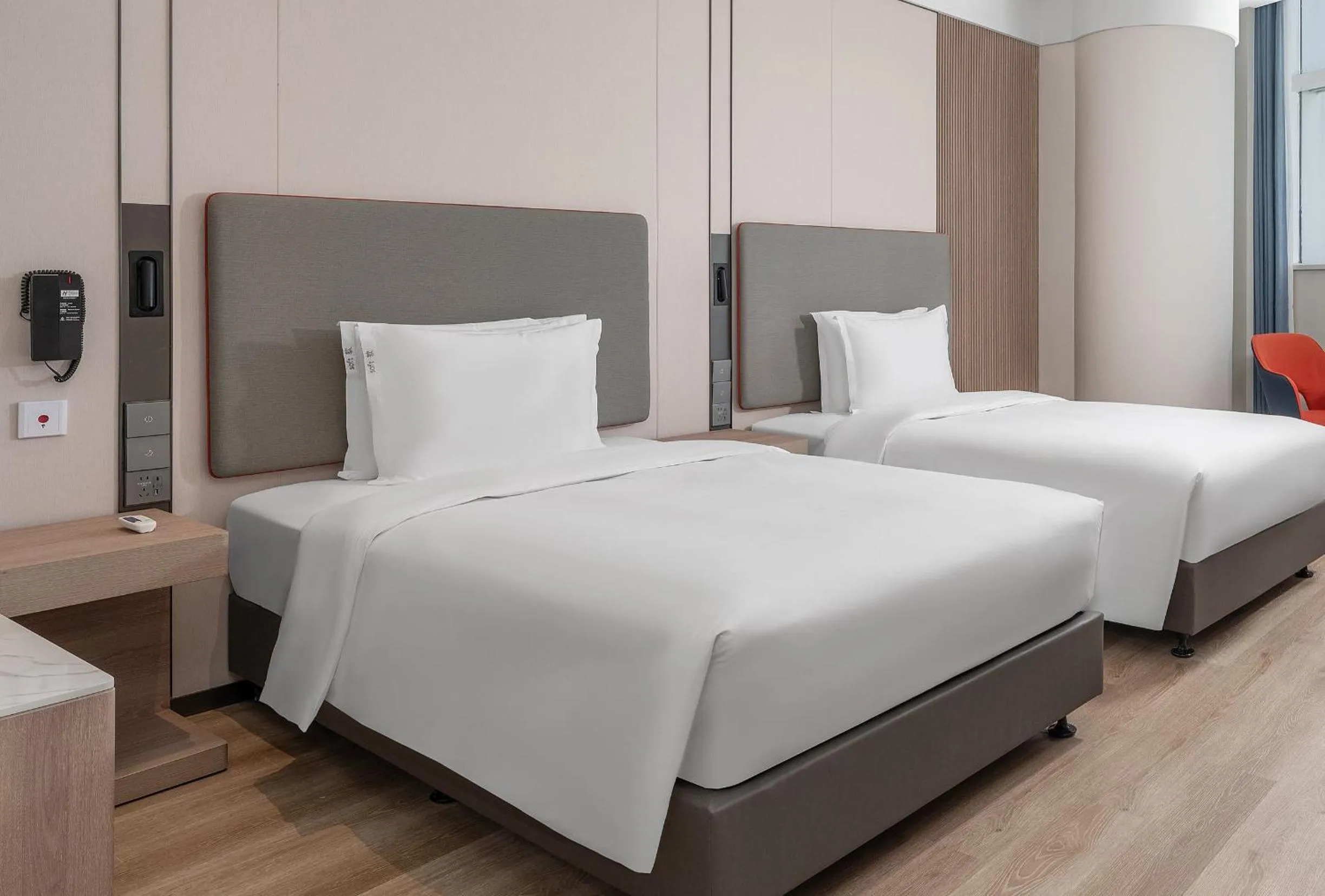 Photo of the whole room, Bed in Holiday Inn Express Yangzhou Grand Canal Theatre