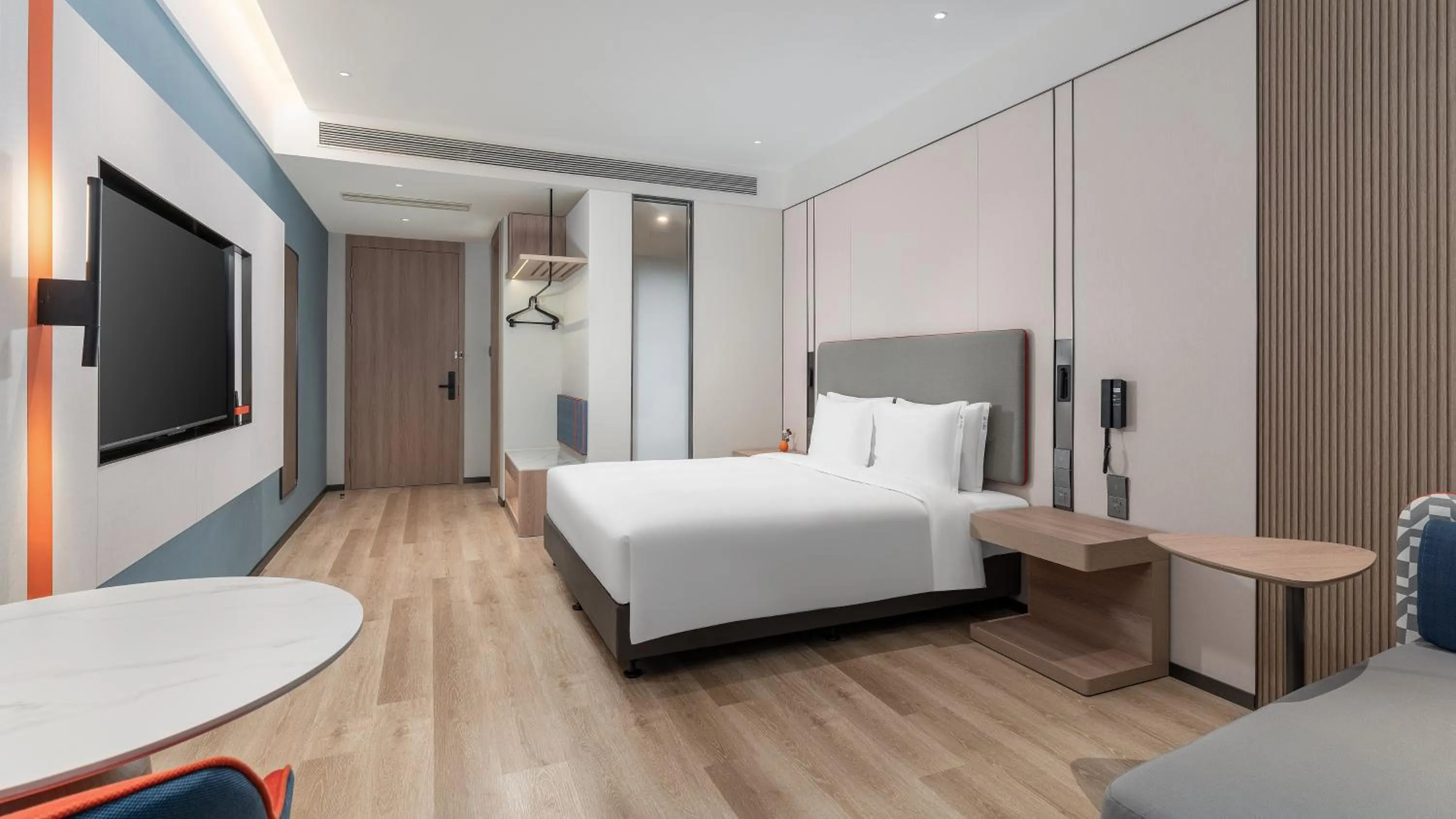 Photo of the whole room, Bed in Holiday Inn Express Yangzhou Grand Canal Theatre