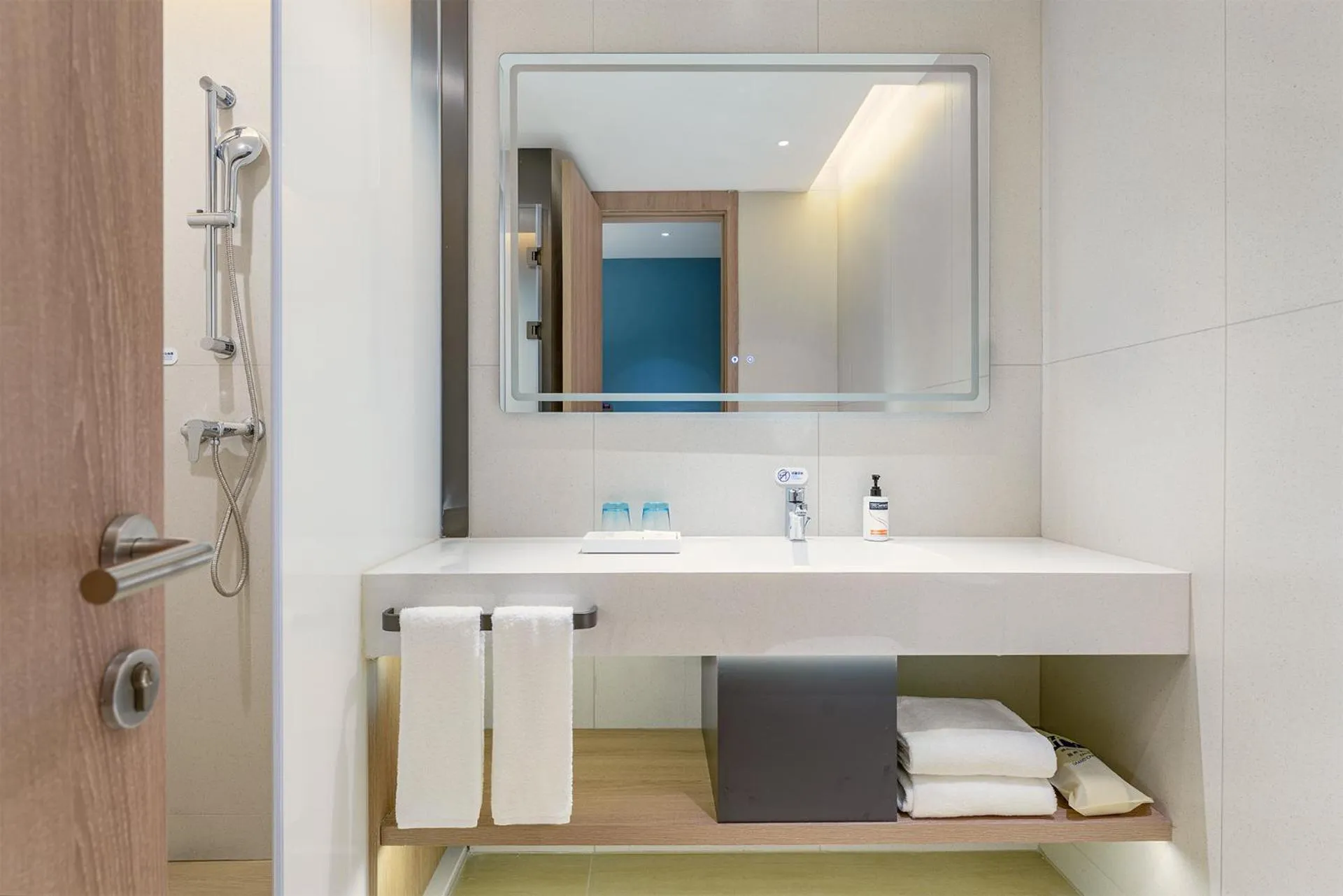 Toilet in Holiday Inn Express Yangzhou Grand Canal Theatre